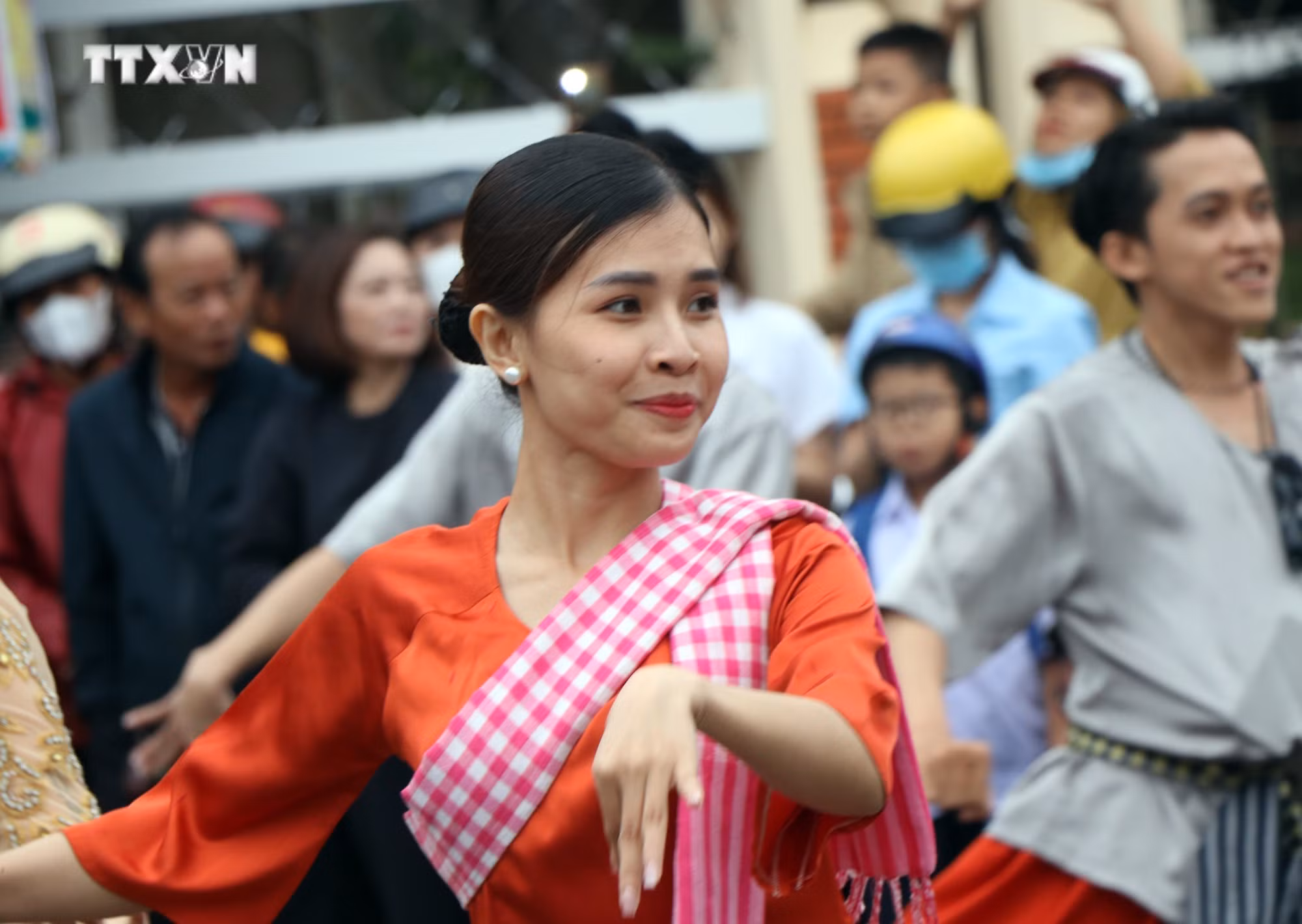 vna_potal_dac_sac_le_hoi_duong_pho_kon_tum_7751277.jpg