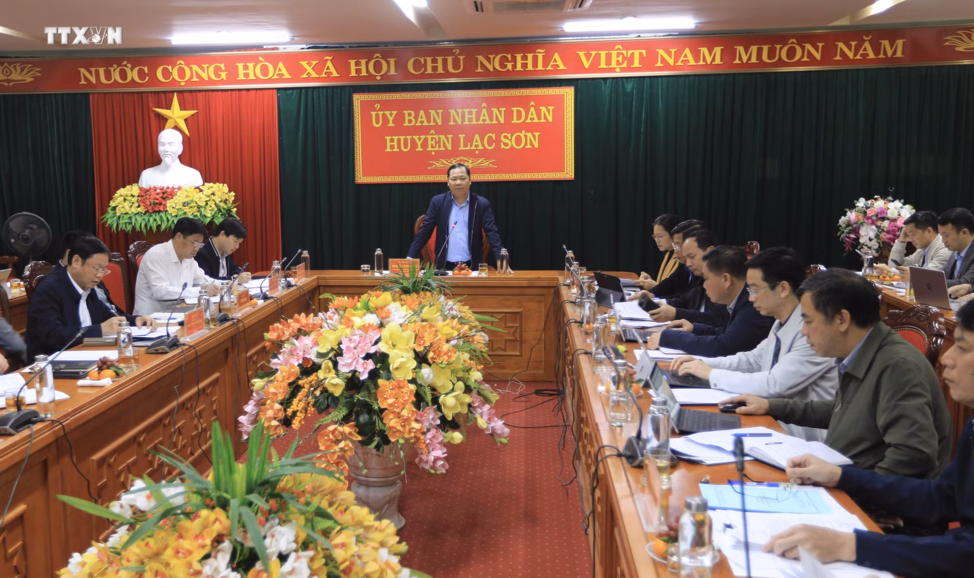 Toàn cảnh buổi làm việc giữa đoàn công tác Tỉnh ủy Hòa Bình với UBND huyện Lạc Sơn. Ảnh: Trọng Đạt - TTXVN
