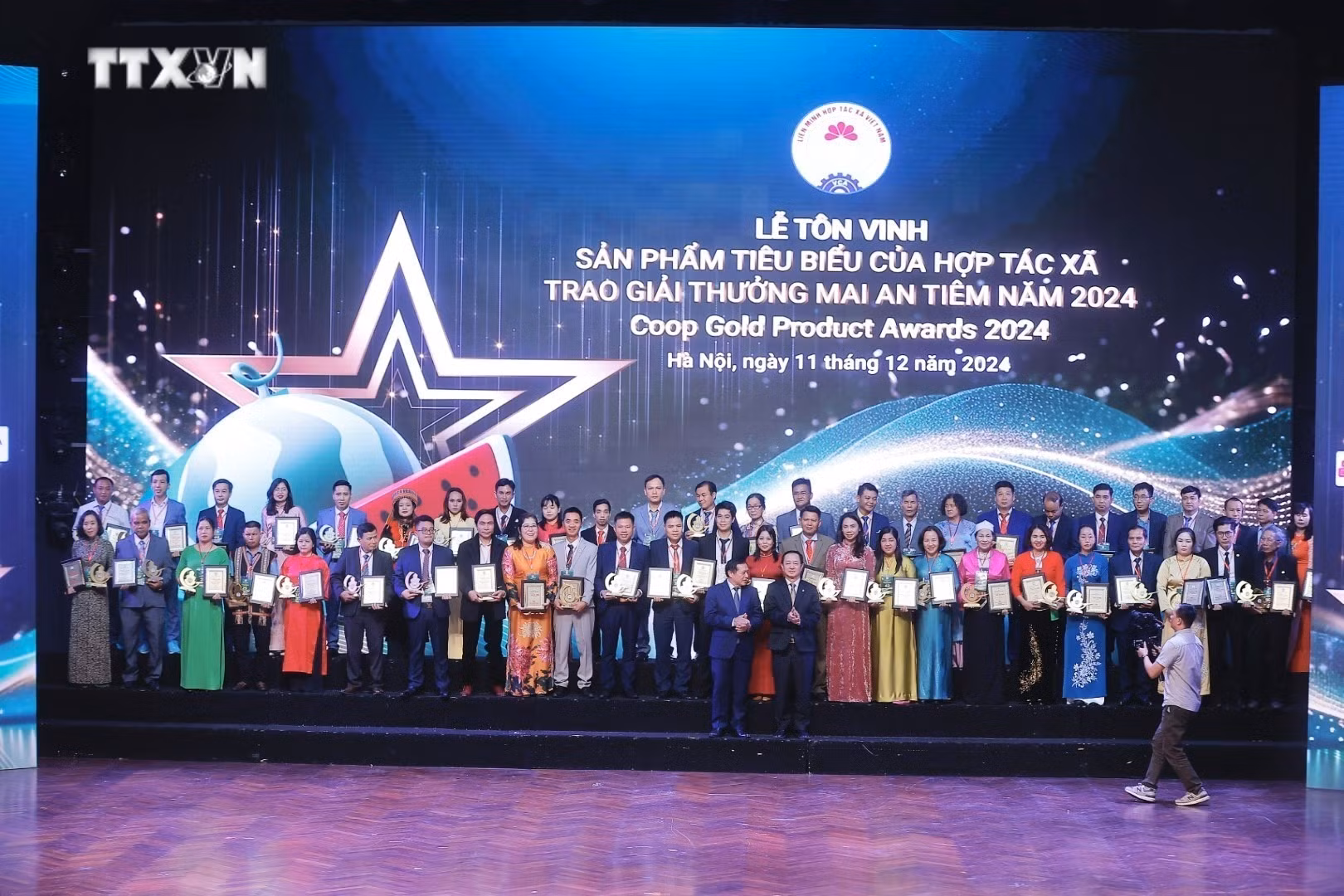 vna_potal_le_ton_vinh_san_pham_tieu_bieu_cua_htx_trao_giai_thuong_mai_an_tiem_lan_thu_nhat_nam_2024_7751712.jpeg