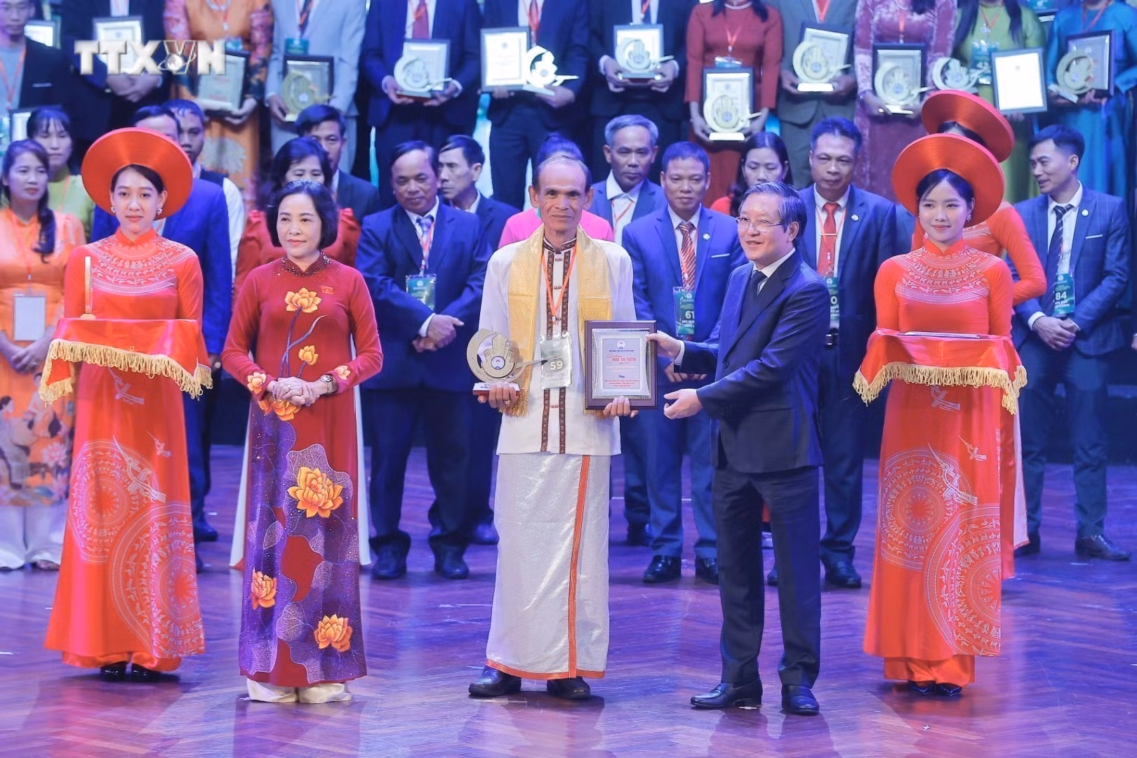 vna_potal_le_ton_vinh_san_pham_tieu_bieu_cua_htx_trao_giai_thuong_mai_an_tiem_lan_thu_nhat_nam_2024_7751715.jpeg