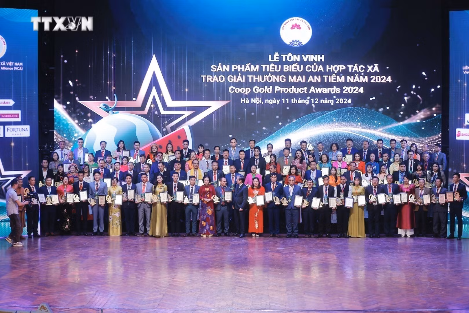 Phó Chủ tịch Quốc hội Nguyễn Thị Thanh và Chủ tịch Trung ương Hội Nông dân Việt Nam Lương Quốc Đoàn trao Giải thưởng Mai An Tiêm cho các đơn vị. Ảnh: Minh Quyết - TTXVN