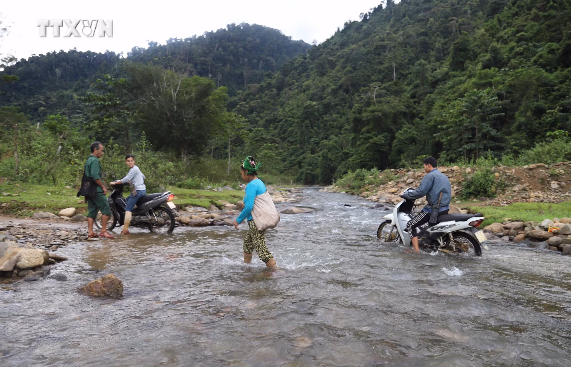 vna_potal_nhip_song_ban_na_ngan_nghe_an_giua_dai_ngan_pu_huong__7089139.jpg