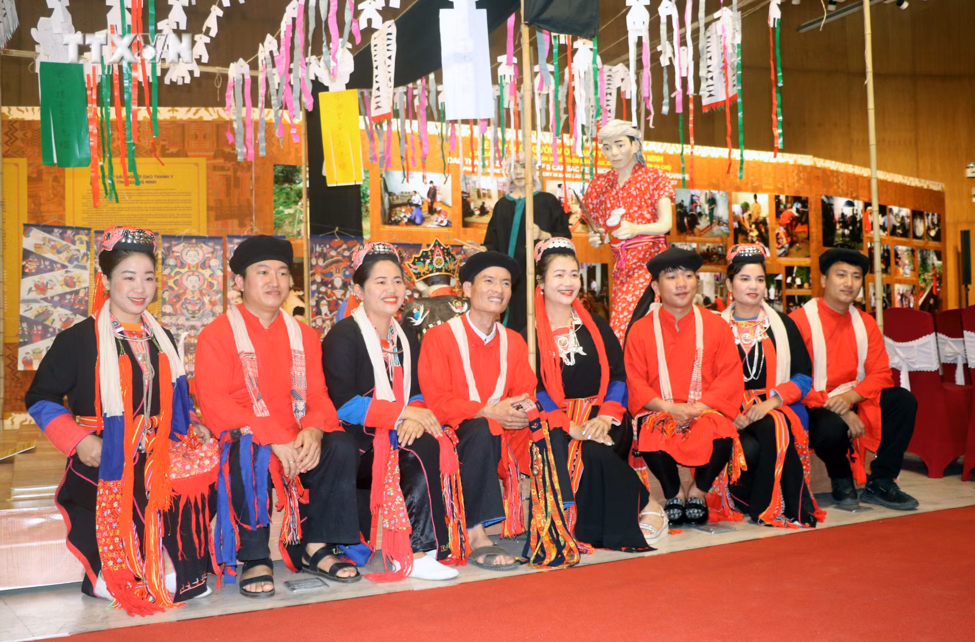 vna_potal_quang_ninh_khai_truong_trung_bay_trien_lam_chuyen_de_doc_dao_le_cap_sac_nguoi_dao_thanh_y_7341549.jpg