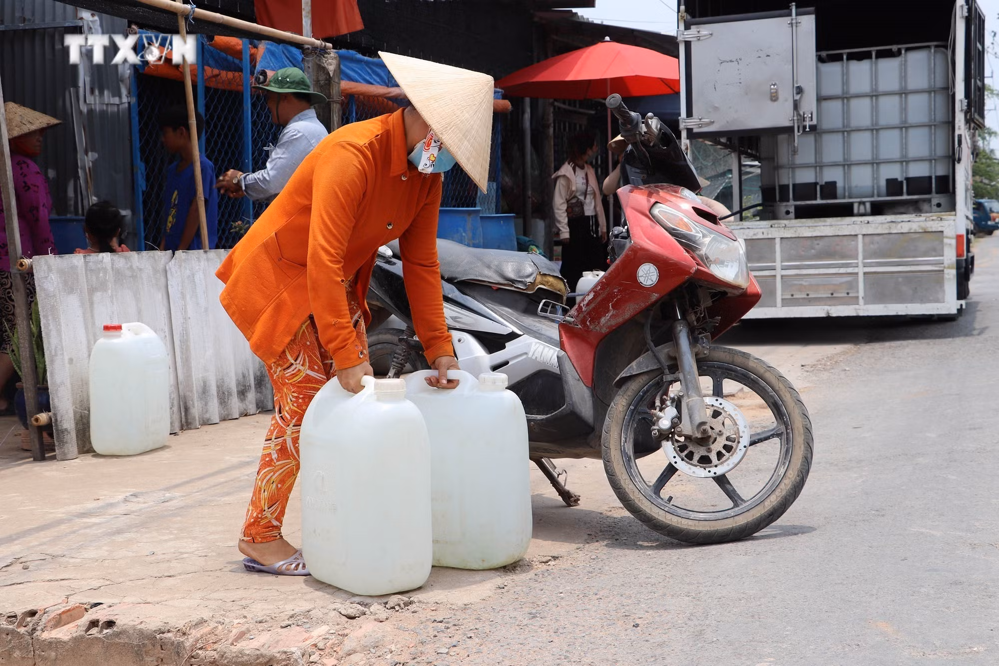 vna_potal_tien_giang_tap_trung_cap_nuoc_sinh_hoat_cho_nhan_dan_vung_thien_tai_tan_phu_dong_7324290.jpg