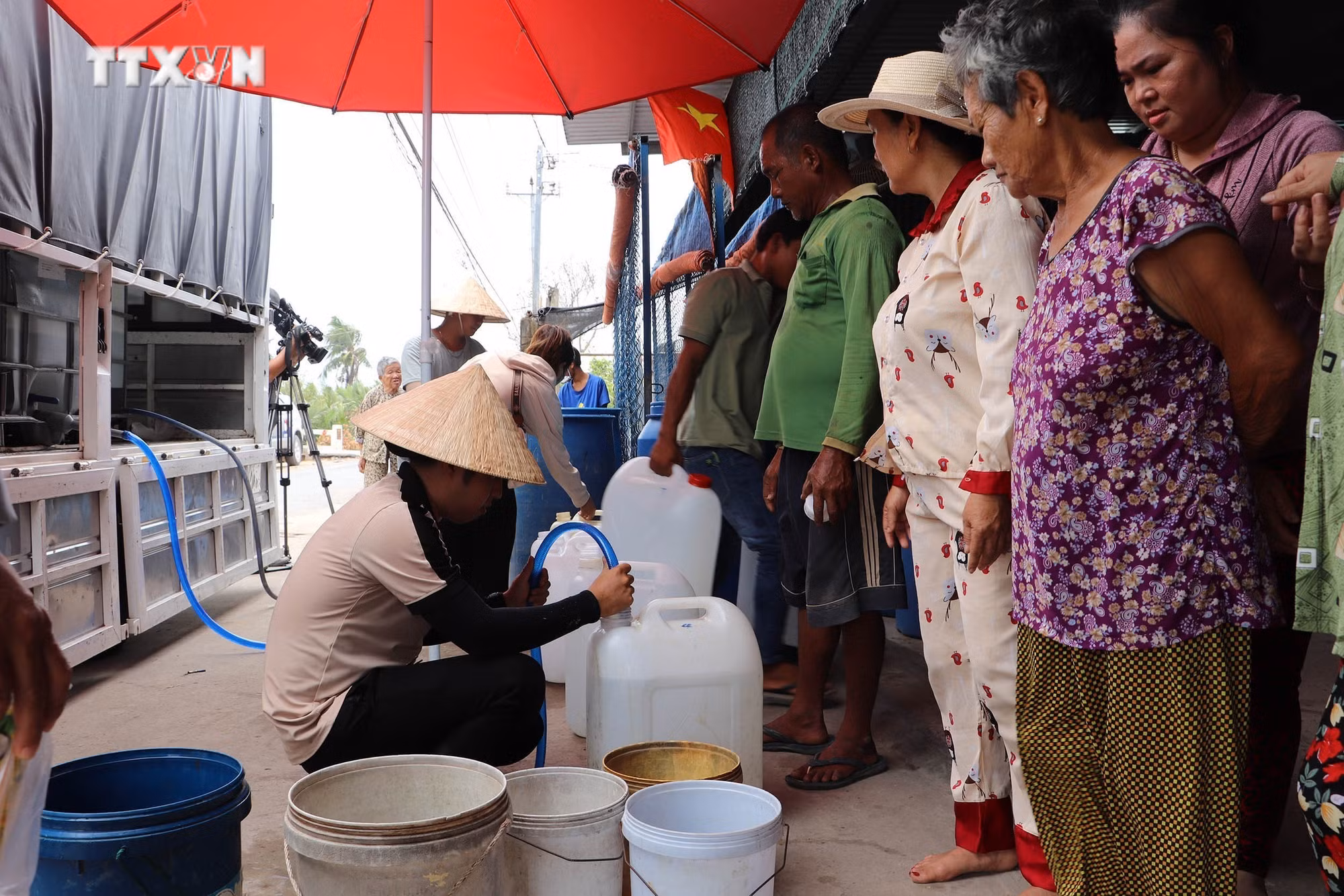 vna_potal_tien_giang_tap_trung_cap_nuoc_sinh_hoat_cho_nhan_dan_vung_thien_tai_tan_phu_dong__7324295.jpg