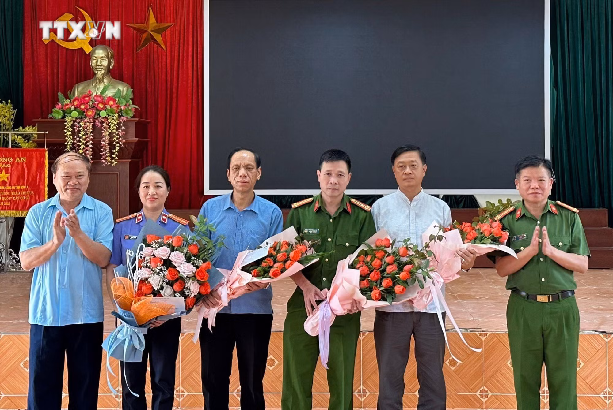 vna_potal_son_la_bat_khan_cap_hai_nghi_pham_giet_nguoi_sau_6_gio_truy_vet_7329537.jpg