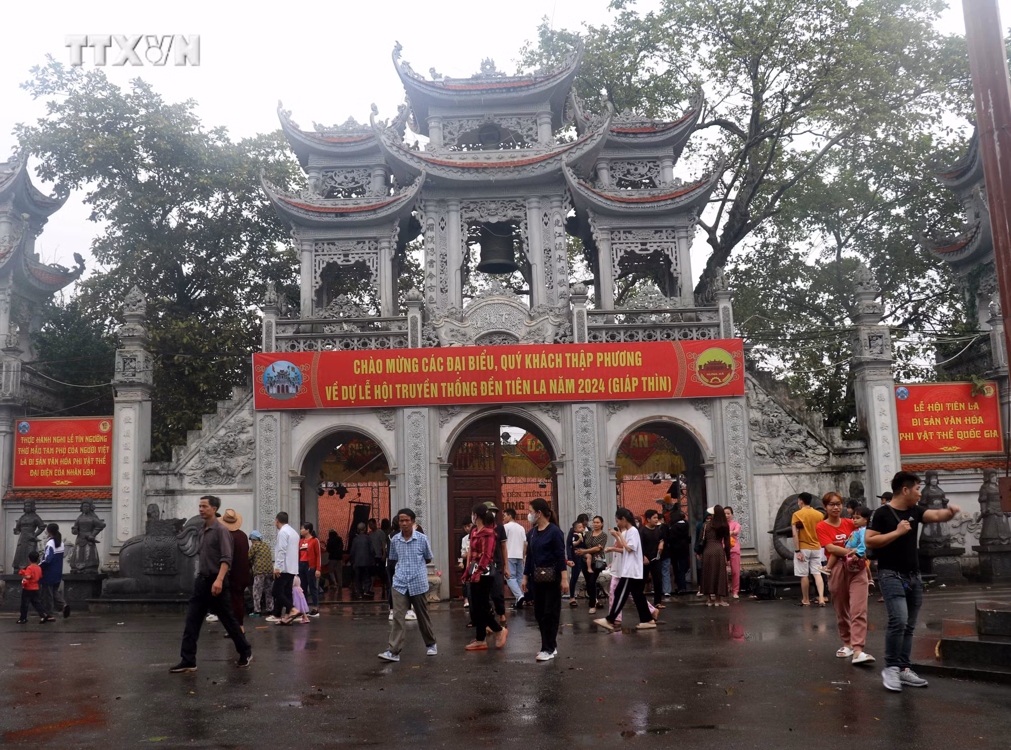 vna_potal_thai_binh_hang_nghin_nguoi_dan_va_du_khach_tray_hoi_tai_di_tich_quoc_gia_den_tien_la_7329153 (1).jpg