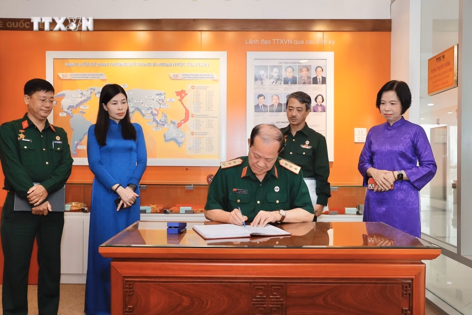 vna_potal_thong_tan_xa_viet_nam_khai_truong_chuyen_trang_thong_tin_va_trung_bay_anh_online_“70_nam_chien_thang_dien_bien_phu”_7330824.jpeg