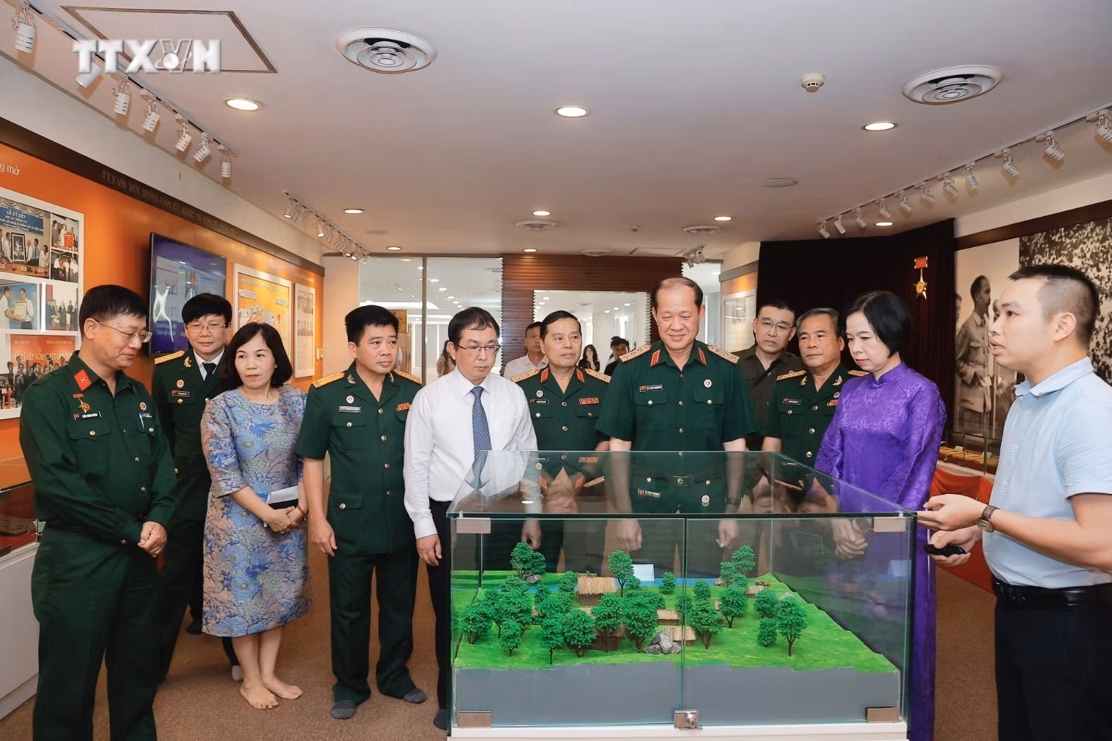 vna_potal_thong_tan_xa_viet_nam_khai_truong_chuyen_trang_thong_tin_va_trung_bay_anh_online_“70_nam_chien_thang_dien_bien_phu”_7330815.jpeg