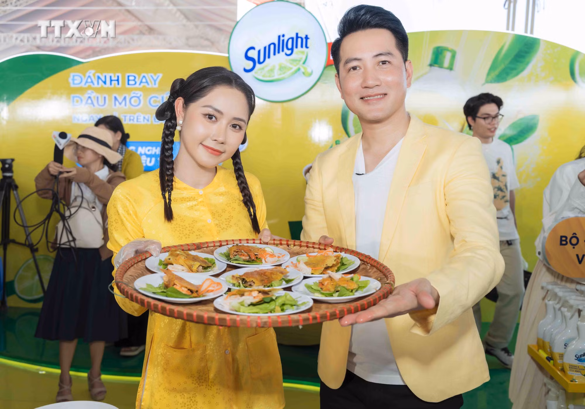vna_potal_chiec_banh_xeo_duong_kinh_3m_xuat_hien_tai_le_hoi_banh_dan_gian_nam_bo_7329120.jpg