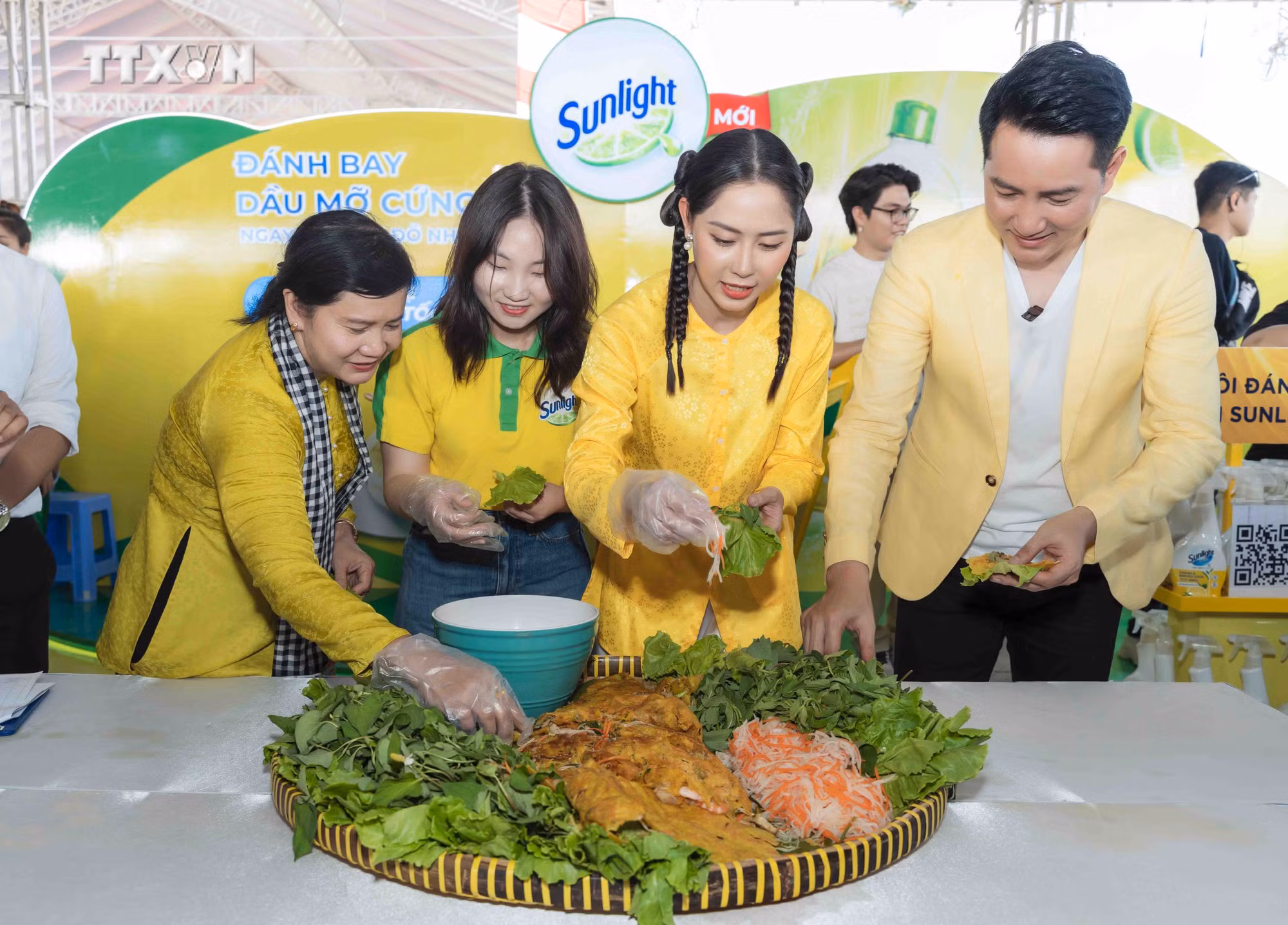 vna_potal_chiec_banh_xeo_duong_kinh_3m_xuat_hien_tai_le_hoi_banh_dan_gian_nam_bo_7329124.jpg