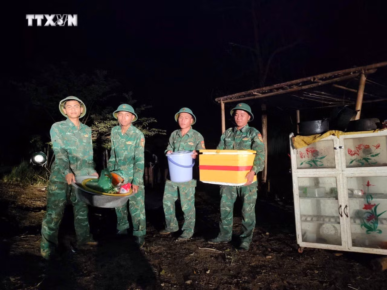 vna_potal_xuat_hien_vet_nut_sau_va_dai_tren_doi_de_doa_doi_song_cua_hang_chuc_ho_dan_tai_quang_nam_7607127.jpg