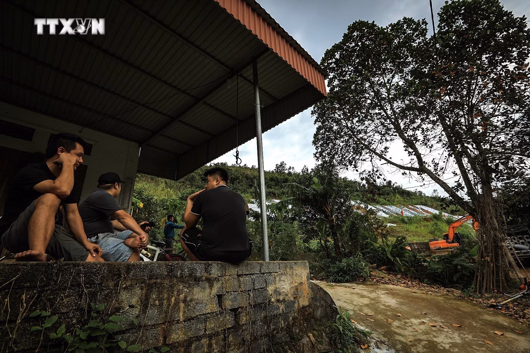 vna_potal_hoa_binh_di_doi_cac_ho_dan_khoi_khu_vuc_co_nguy_co_sat_lo_tai_doi_lu_thao_7603154.jpg