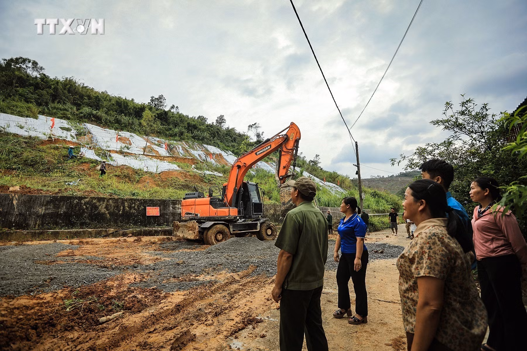 vna_potal_hoa_binh_di_doi_cac_ho_dan_khoi_khu_vuc_co_nguy_co_sat_lo_tai_doi_lu_thao_7603156.jpg