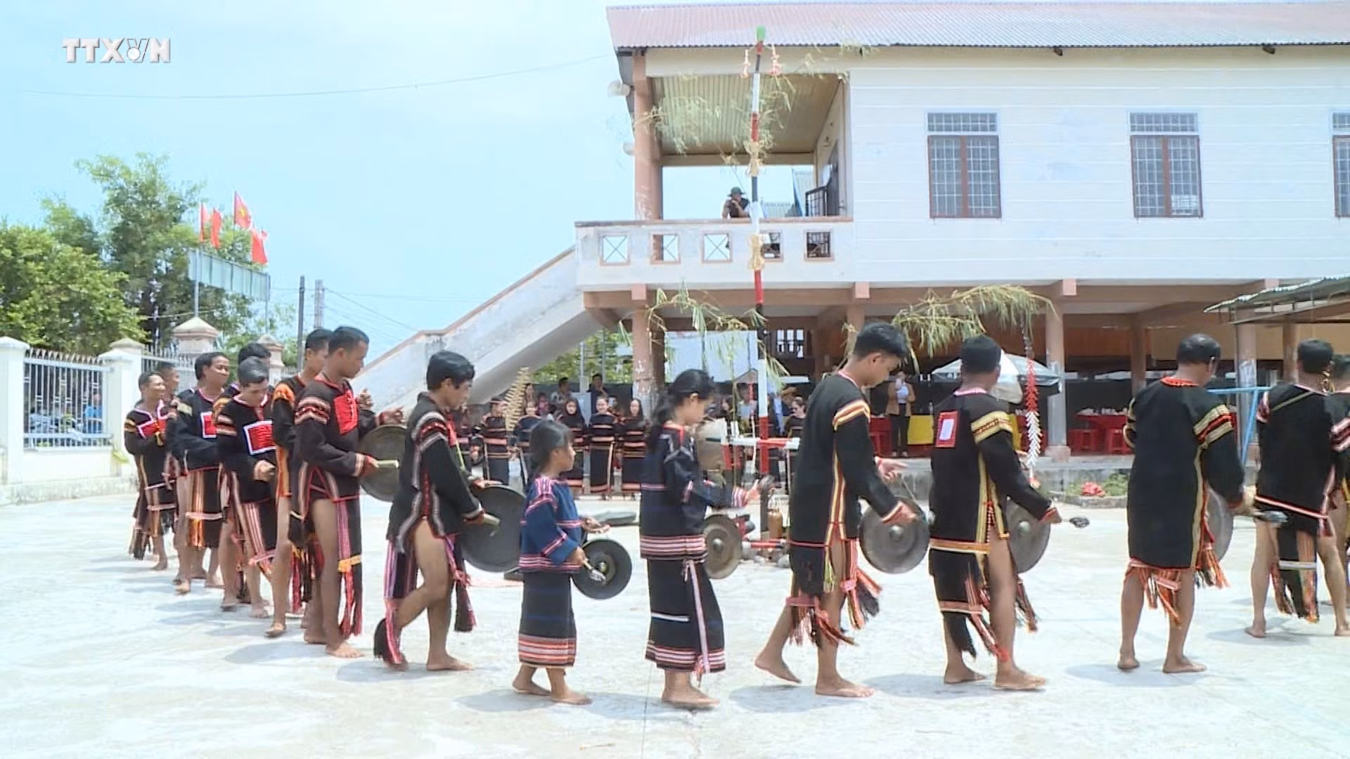 vna_potal_clb_cong_chieng_buon_ama_djong_gia_lai_to_chuc_le_cung_don_nhan_mot_bo_chieng_moi_7547145.jpg