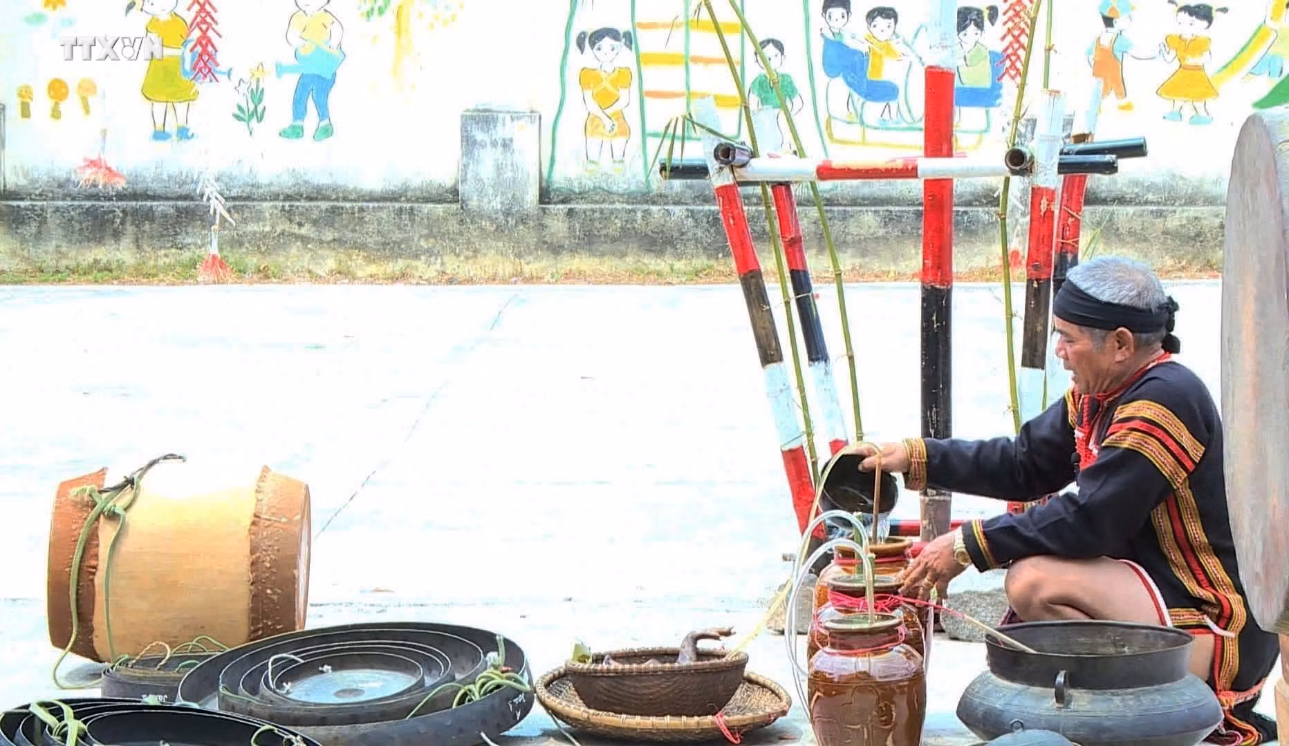 vna_potal_clb_cong_chieng_buon_ama_djong_gia_lai_to_chuc_le_cung_don_nhan_mot_bo_chieng_moi_7547144.jpg
