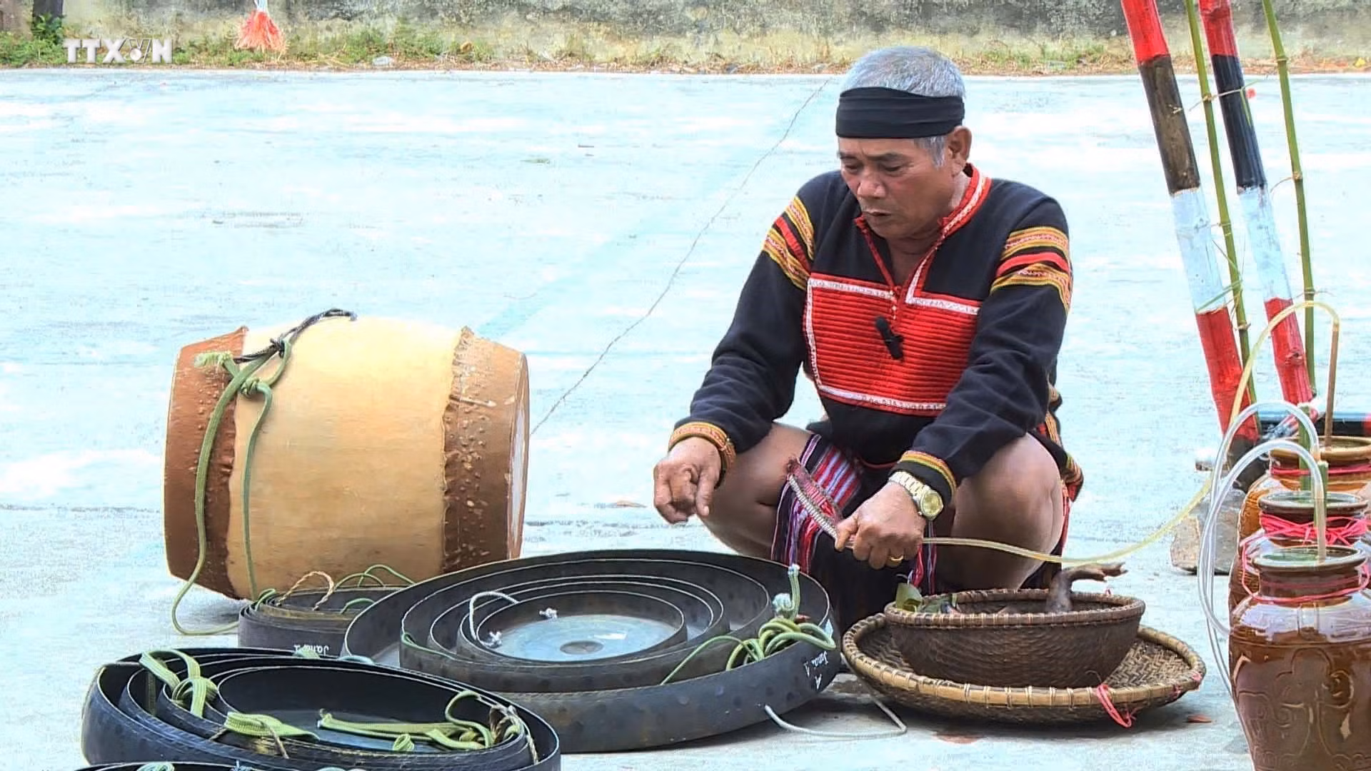 vna_potal_clb_cong_chieng_buon_ama_djong_gia_lai_to_chuc_le_cung_don_nhan_mot_bo_chieng_moi_7547147.jpg