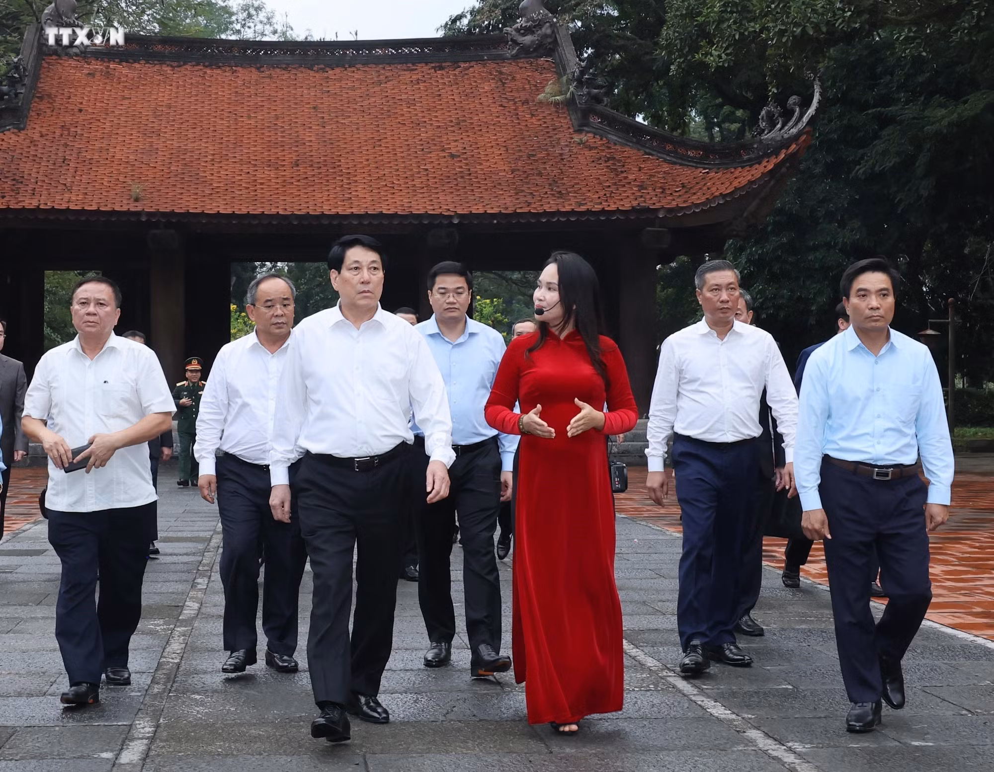 vna_potal_chu_tich_nuoc_luong_cuong_dang_huong_tai_khu_di_tich_lich_su_lam_kinh_7738740.jpg