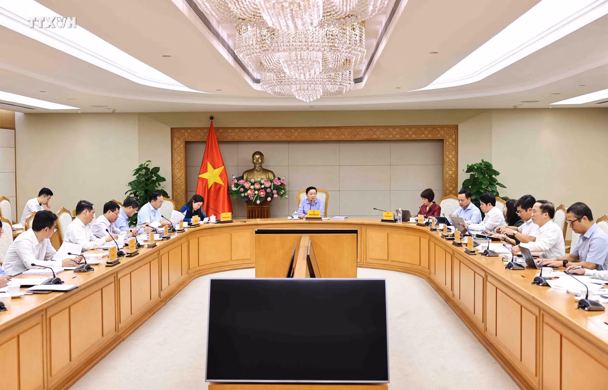 vna_potal_pho_thu_tuong_tran_hong_ha_chu_tri_cuoc_hop_ve_viec_ban_hanh_he_thong_nganh_kinh_te_xanh_quoc_gia_7422271.jpg