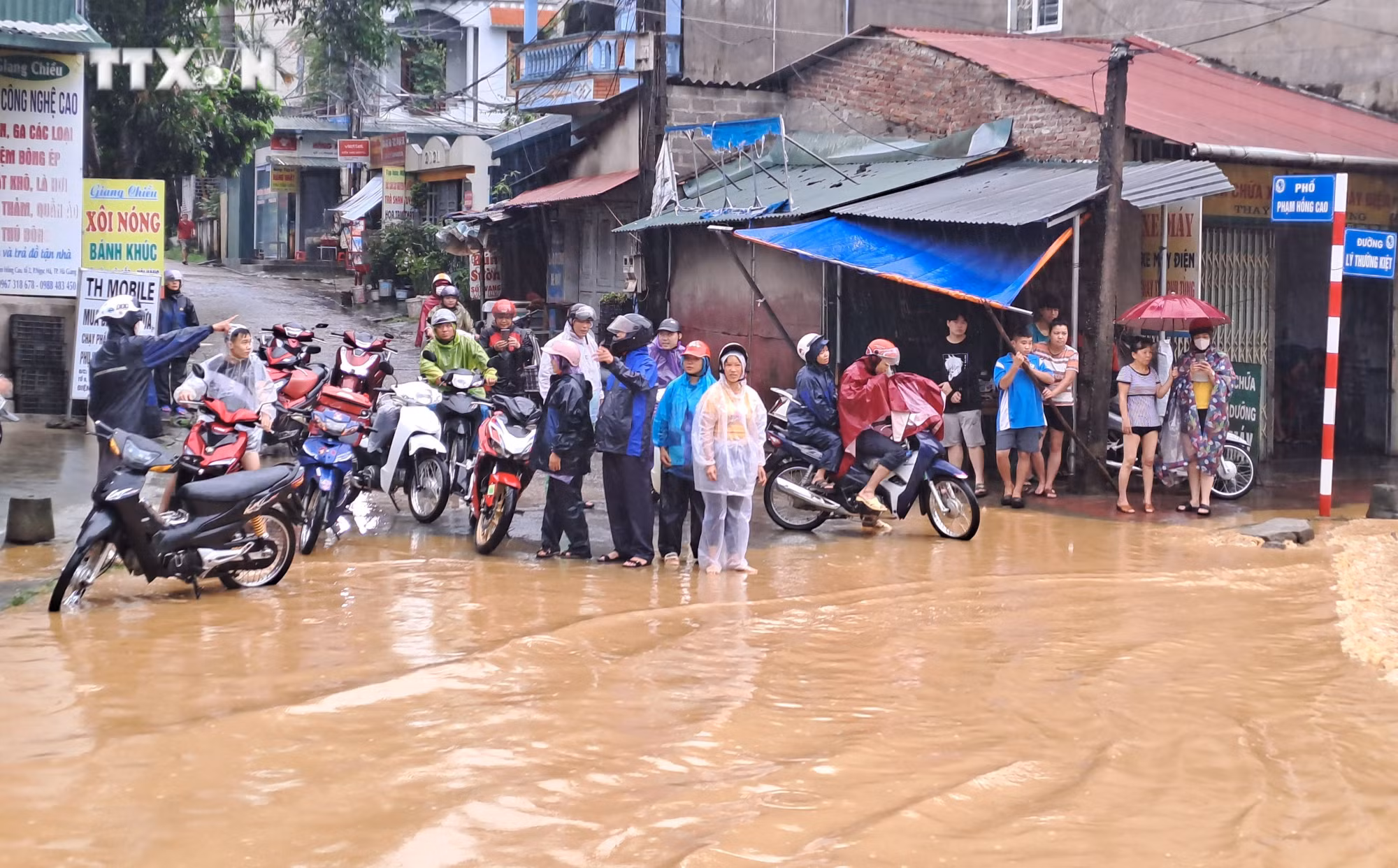 vna_potal_ngap_lut_o_ha_giang_huy_dong_luc_luong_di_doi_nguoi_dan_khoi_noi_nguy_hiem_7422706.jpg