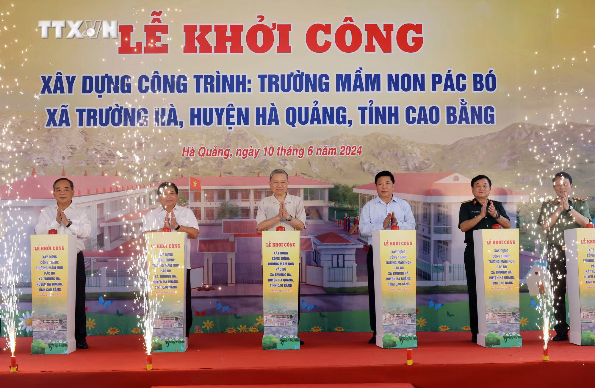 vna_potal_chu_tich_nuoc_to_lam_tham_khu_di_tich_quoc_gia_dac_biet_pac_bo_7422765.jpg