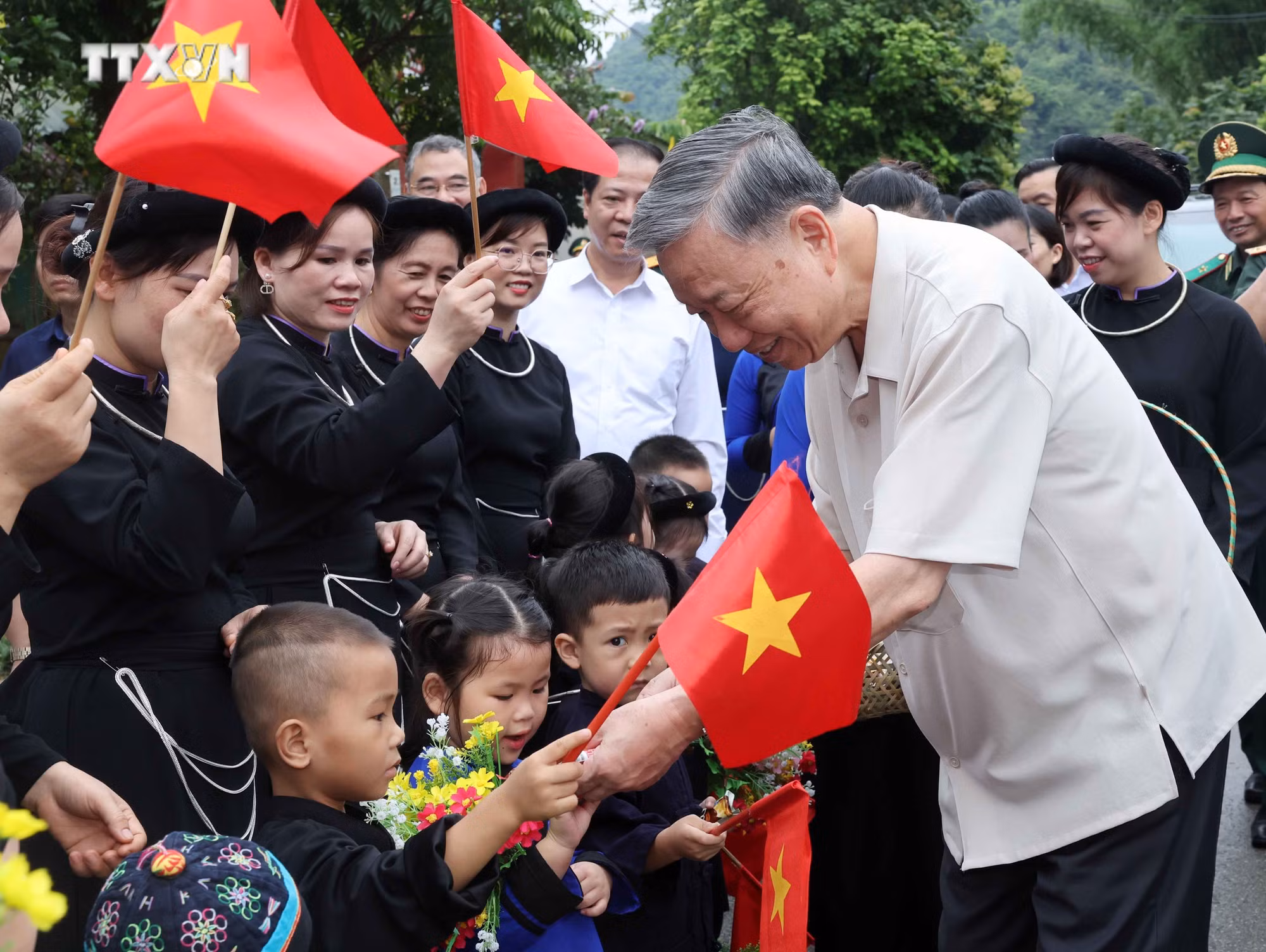 vna_potal_chu_tich_nuoc_to_lam_tham_khu_di_tich_quoc_gia_dac_biet_pac_bo_7422758.jpg