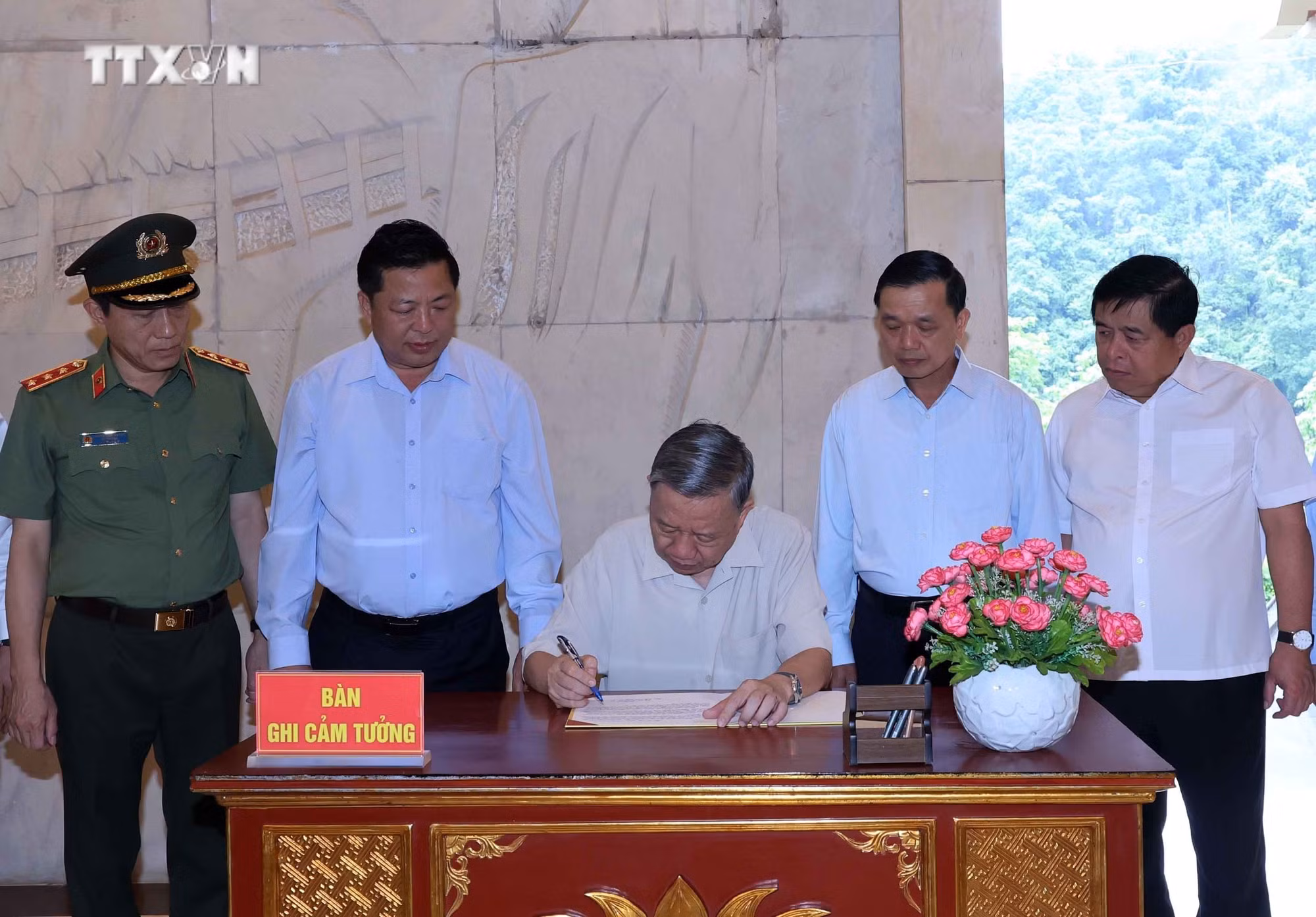 vna_potal_chu_tich_nuoc_to_lam_tham_khu_di_tich_quoc_gia_dac_biet_pac_bo_7422582.jpg