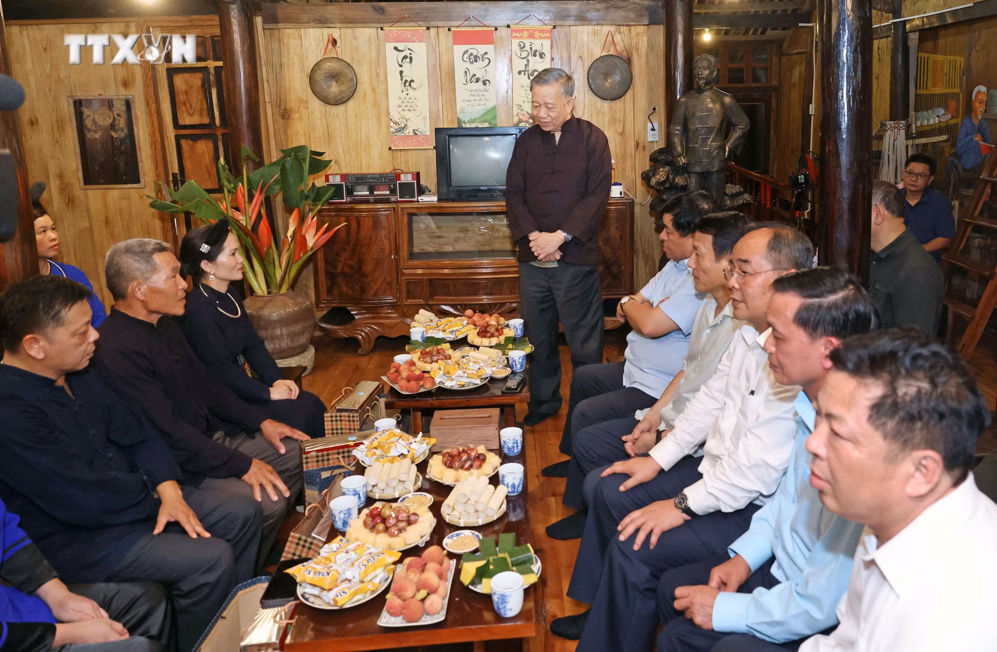 vna_potal_chu_tich_nuoc_to_lam_tiep_nhan_dan_xom_pac_bo_cao_bang_7421989 (2).jpg