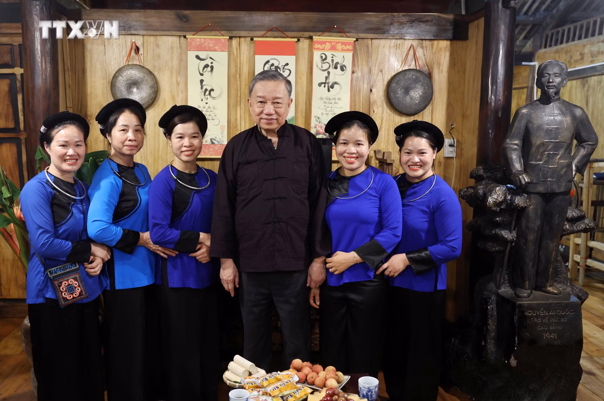 vna_potal_chu_tich_nuoc_to_lam_tiep_nhan_dan_xom_pac_bo_cao_bang_7421981 (2).jpg