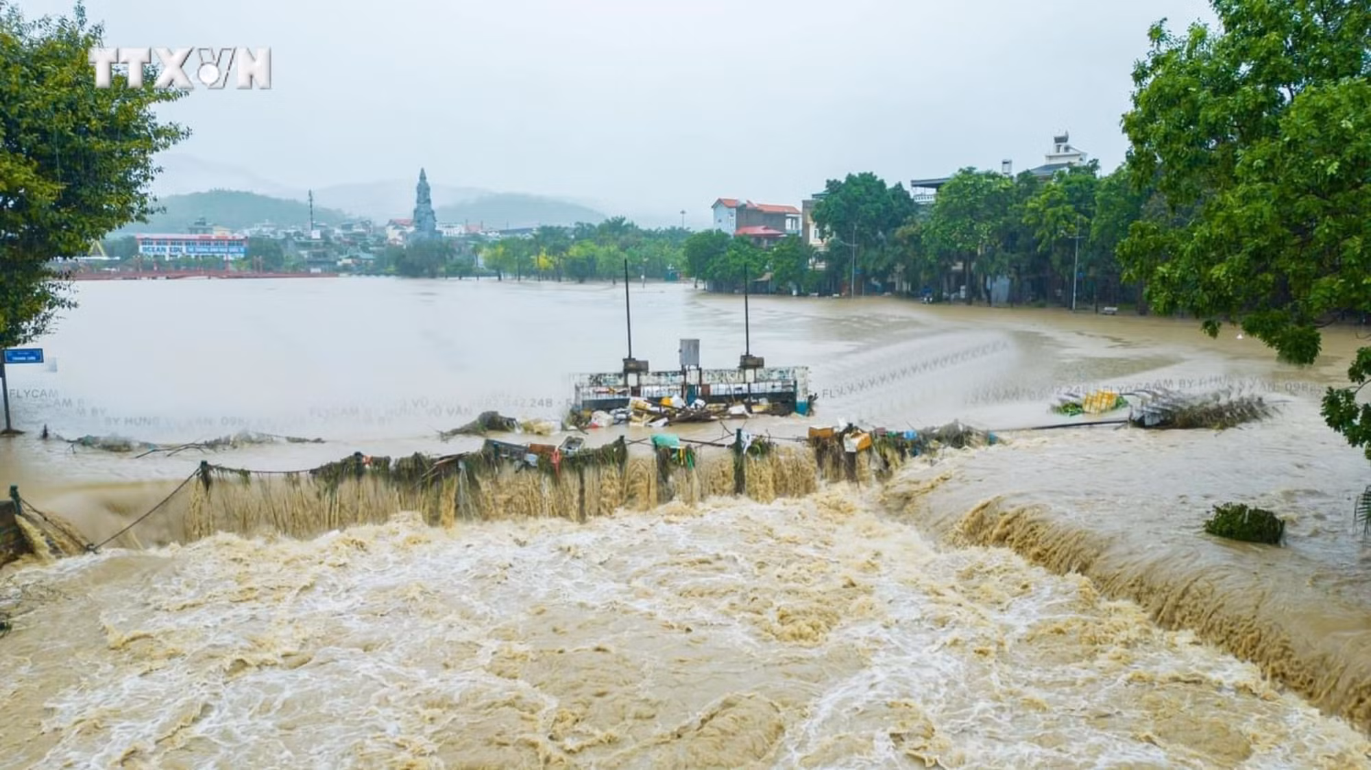 vna_potal_mua_lon_gay_ngap_lut_cuc_bo_o_mot_so_noi_o_quang_ninh_7421588.jpg