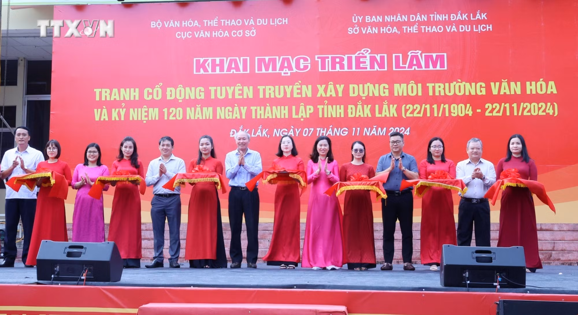 vna_potal_khai_mac_trien_lam_tranh_co_dong_tuyen_truyen_ve_xay_dung_moi_truong_van_hoa_tai_dak_lak_7691501.jpg