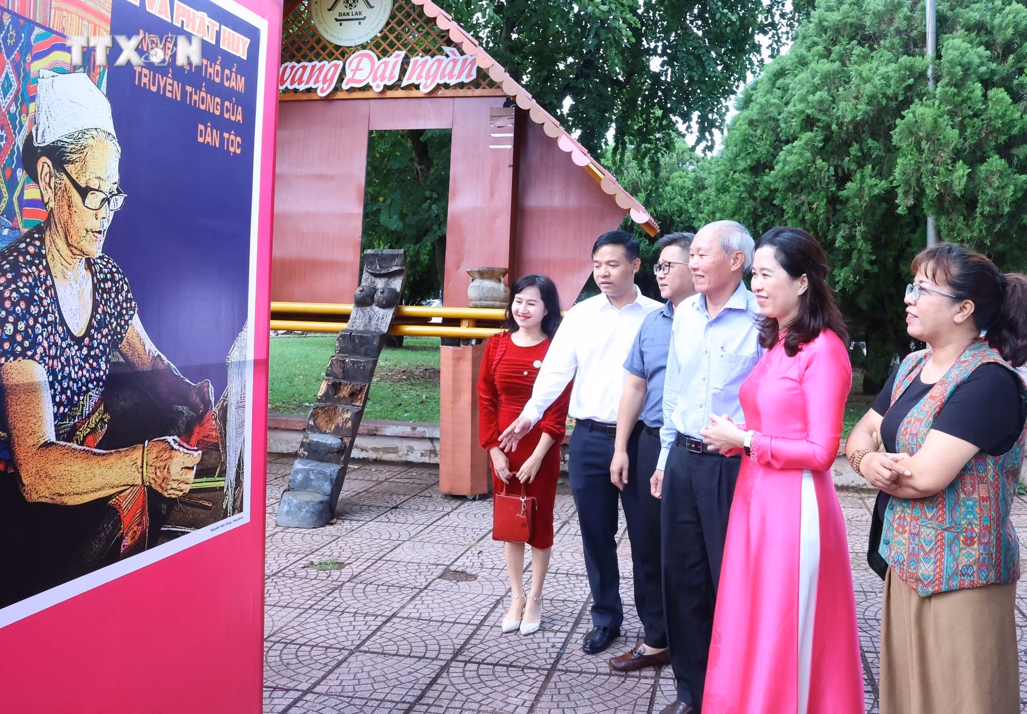 vna_potal_khai_mac_trien_lam_tranh_co_dong_tuyen_truyen_ve_xay_dung_moi_truong_van_hoa_tai_dak_lak_7691514.jpg