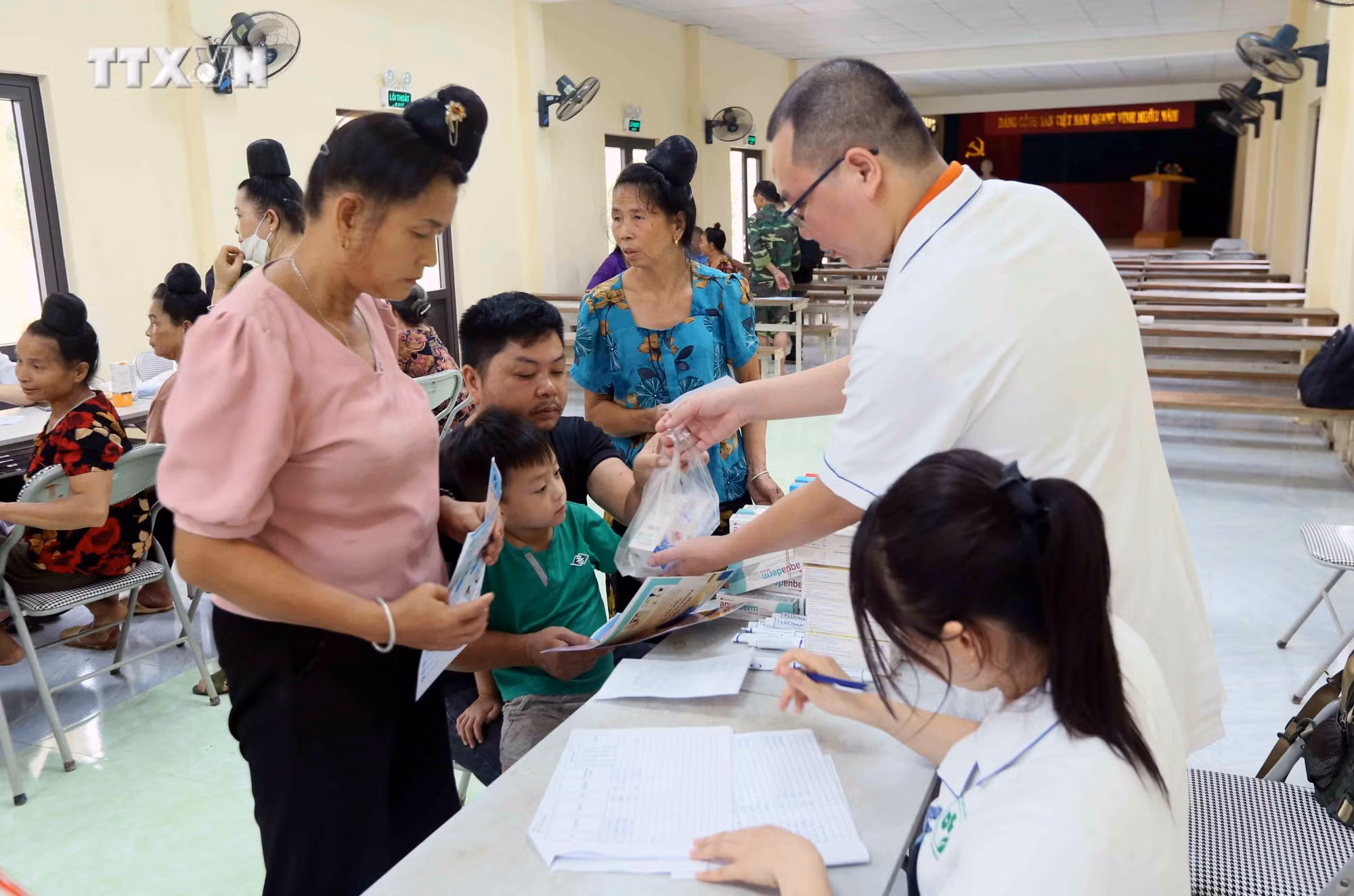 vna_potal_kham_phat_thuoc_mien_phi_cho_nhan_dan_bi_anh_huong_mua_lu_tai_son_la_7515088.jpg