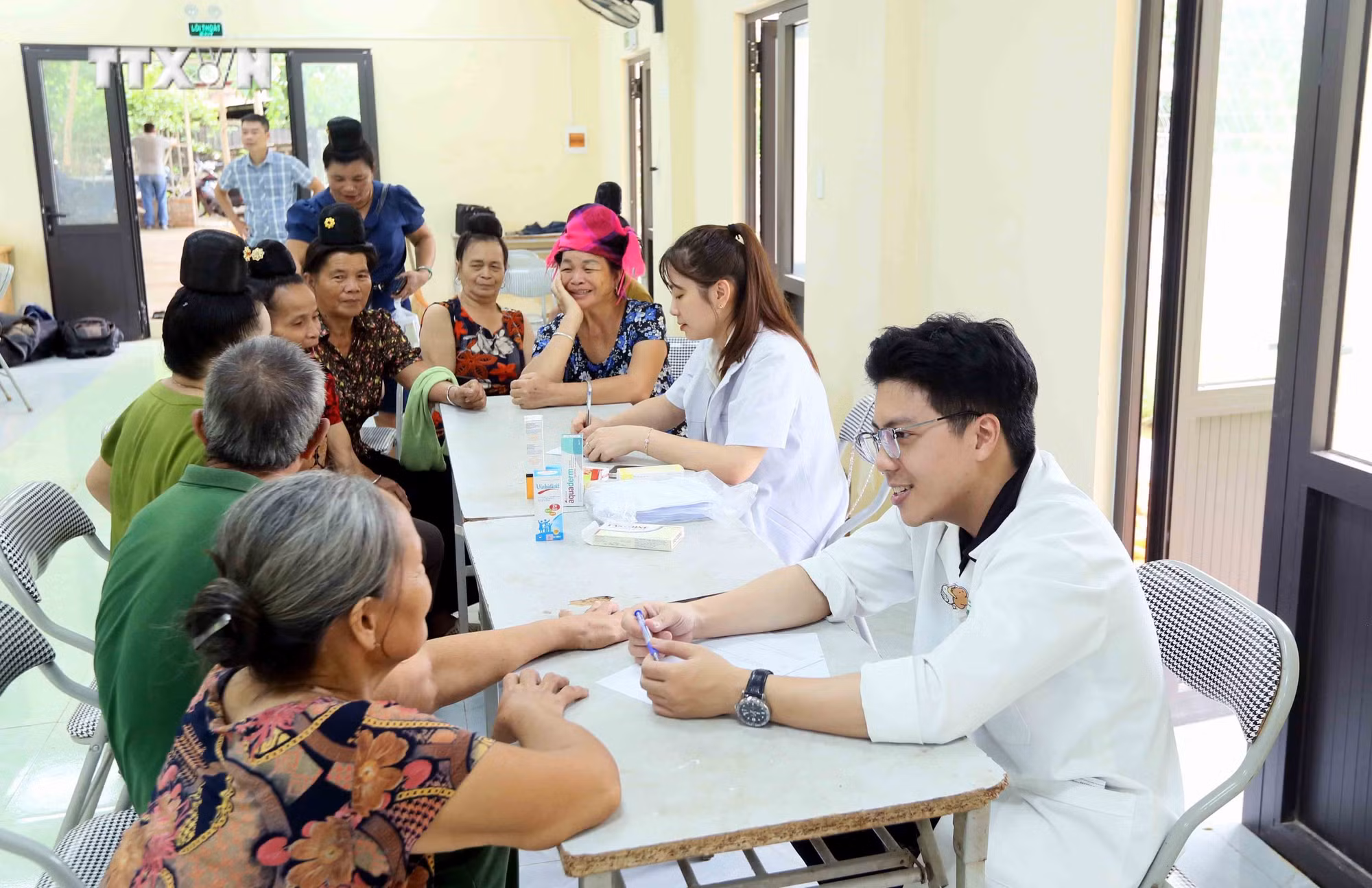 vna_potal_kham_phat_thuoc_mien_phi_cho_nhan_dan_bi_anh_huong_mua_lu_tai_son_la_7515085.jpg