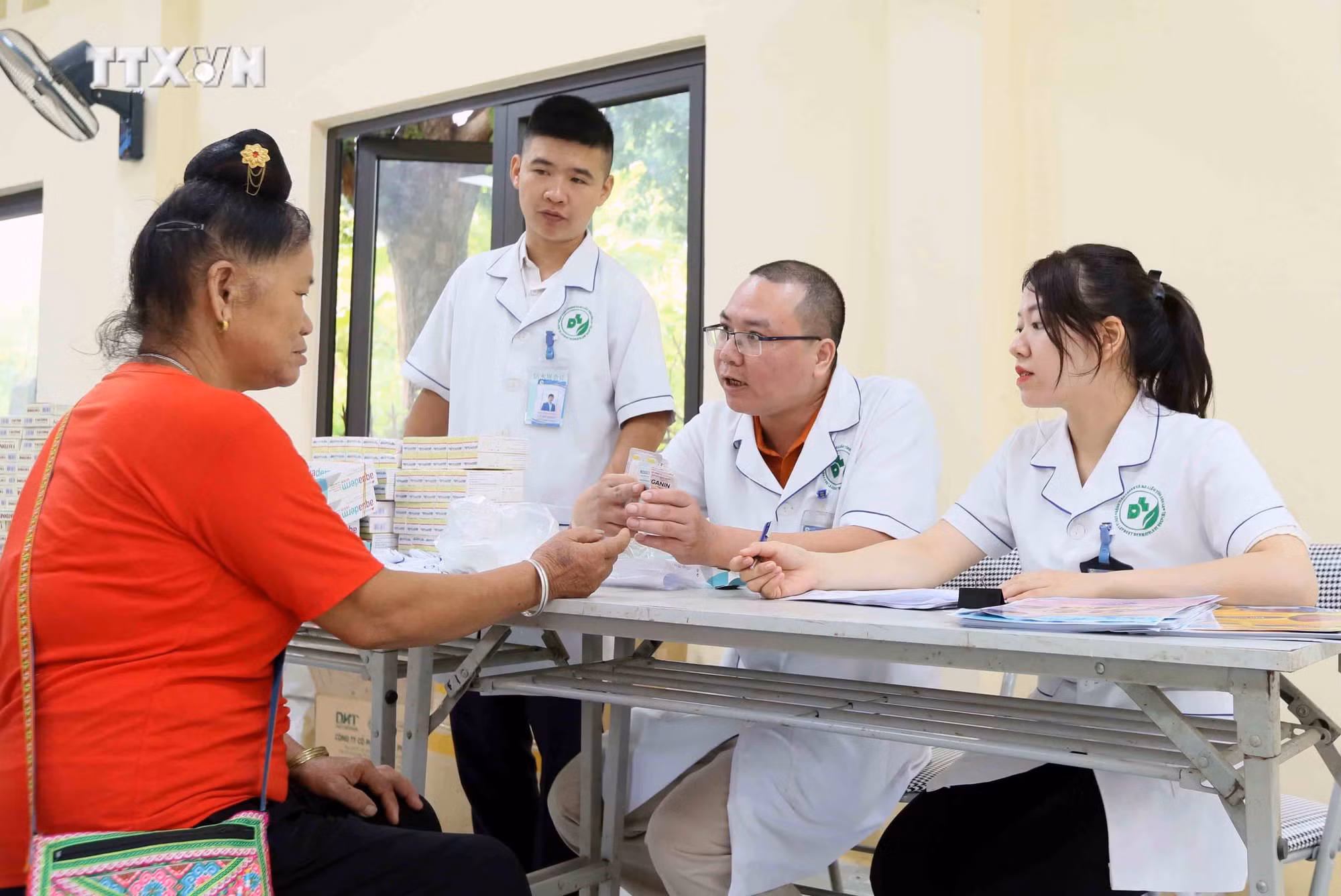 vna_potal_kham_phat_thuoc_mien_phi_cho_nhan_dan_bi_anh_huong_mua_lu_tai_son_la_7515087.jpg