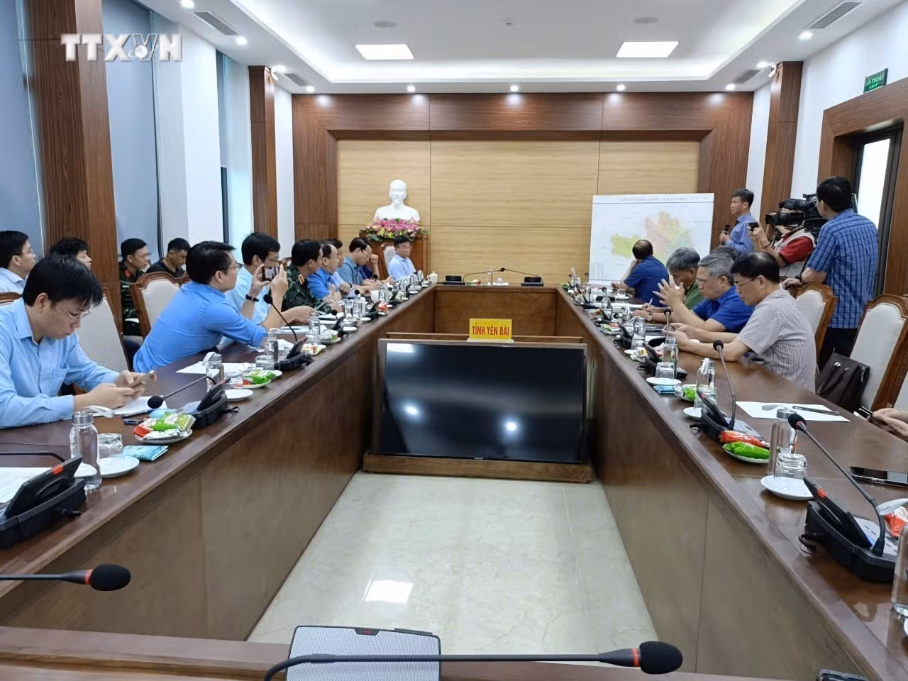 vna_potal_pho_thu_tuong_le_thanh_long_chi_dao_khac_phuc_thiet_hai_do_mua_lu_gay_ra_tai_yen_bai_7585257.jpg