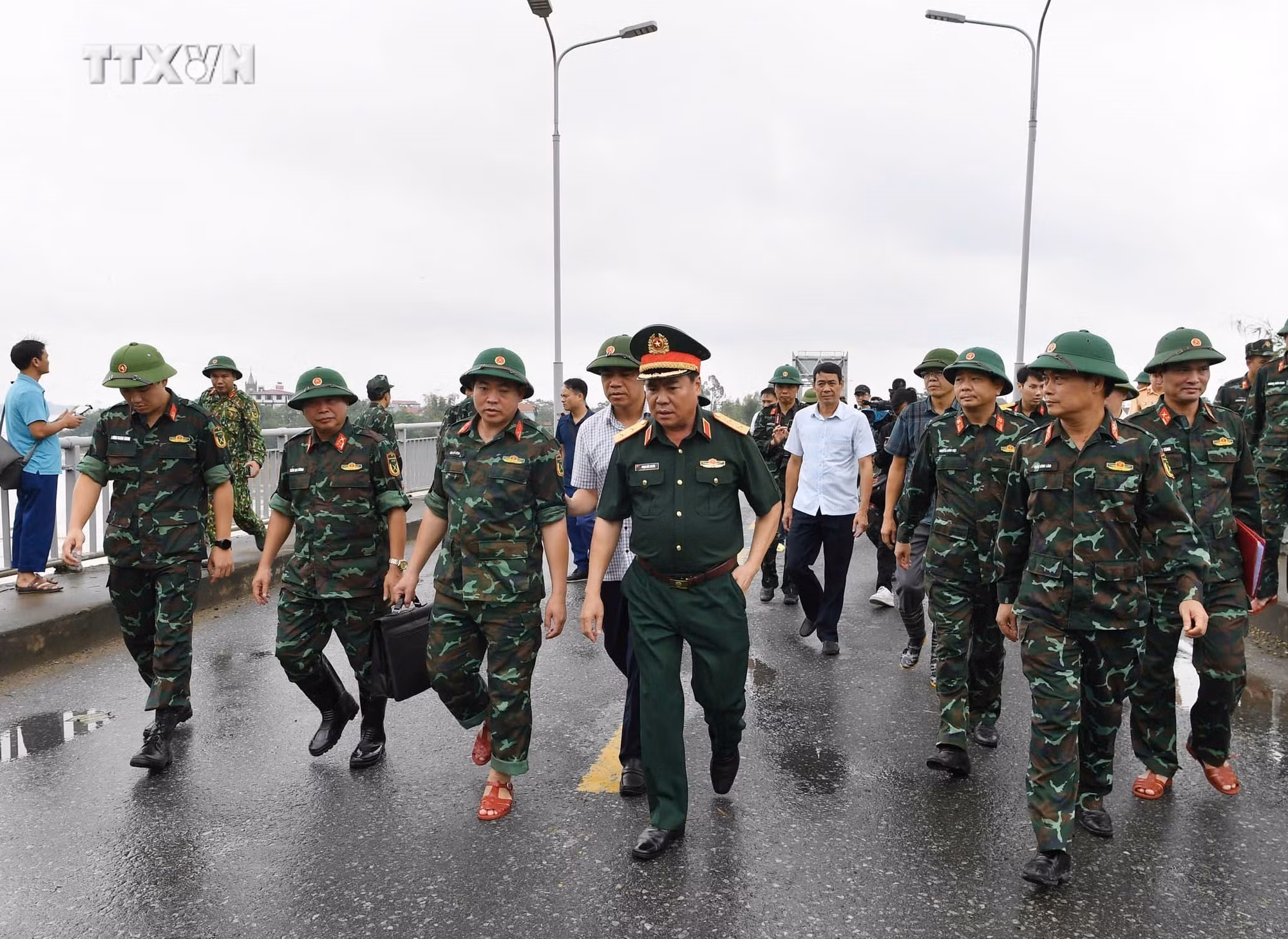 vna_potal_quan_doi_se_lap_dat_cau_phao_phuc_vu_nguoi_dan_di_lai_gan_cau_phong_chau_7584946.jpg