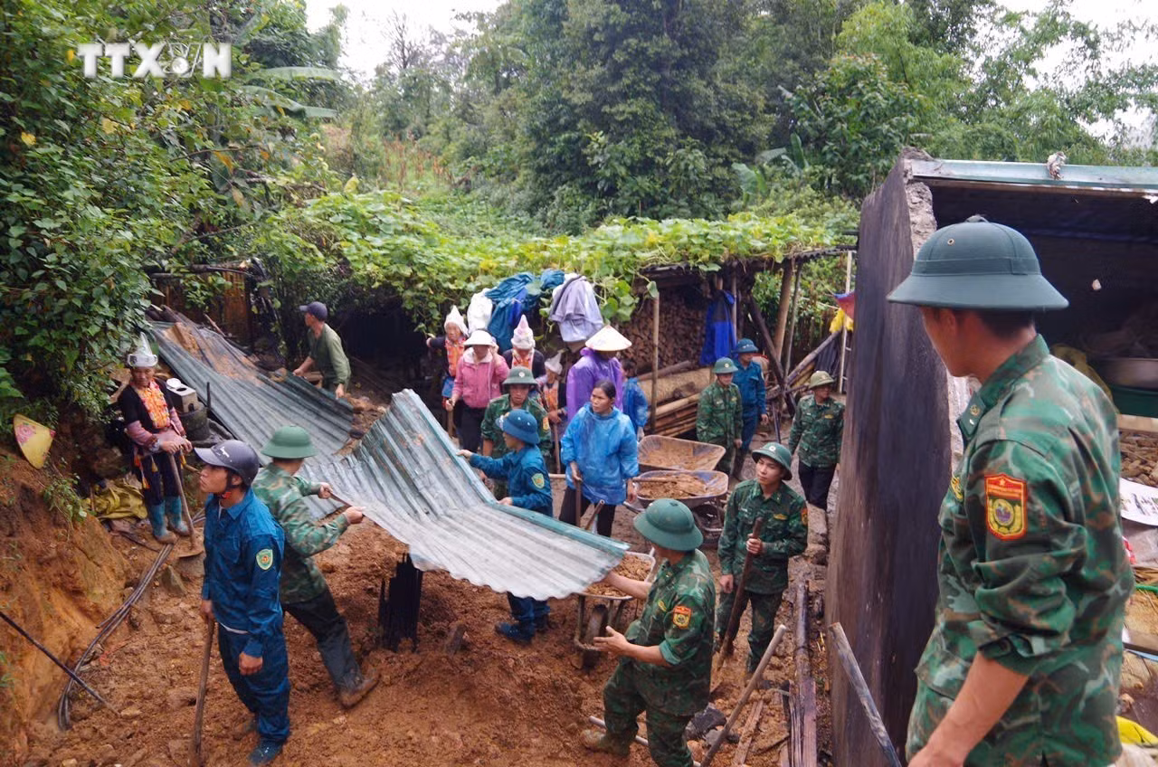 vna_potal_bo_chi_huy_bdbp_lai_chau_tham_tang_qua_gia_dinh_nan_nhan_bi_chet_do_sat_lo_7585130.jpg