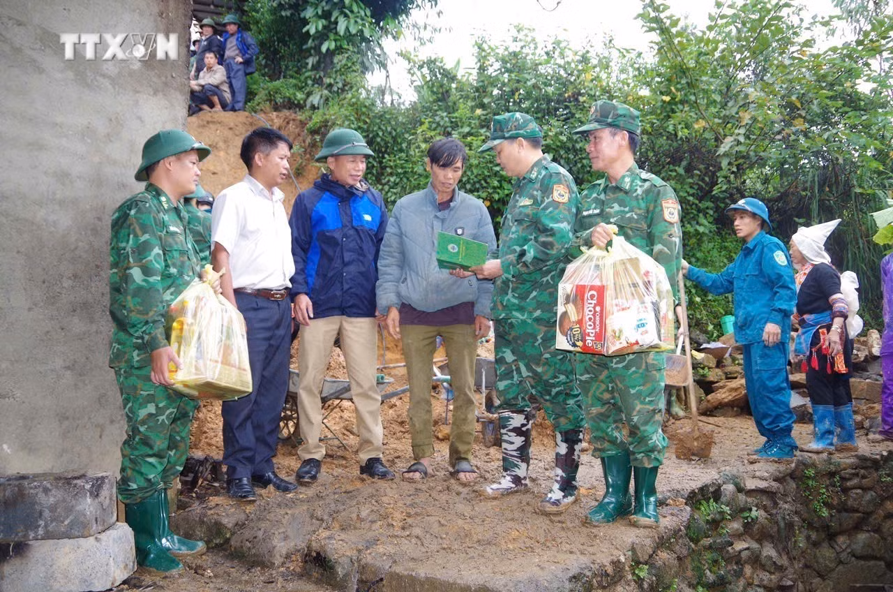 vna_potal_bo_chi_huy_bdbp_lai_chau_tham_tang_qua_gia_dinh_nan_nhan_bi_chet_do_sat_lo_7585134.jpg