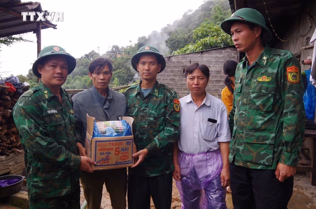vna_potal_bo_chi_huy_bdbp_lai_chau_tham_tang_qua_gia_dinh_nan_nhan_bi_chet_do_sat_lo_7585132.jpg
