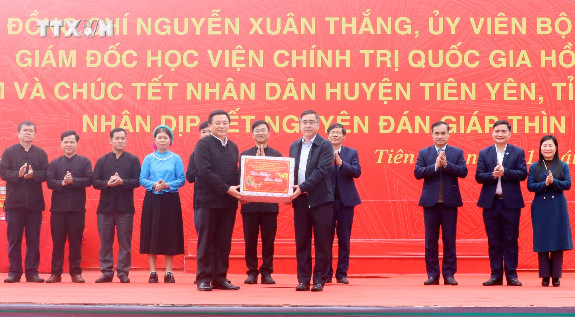 vna_potal_uy_vien_bo_chinh_tri_nguyen_xuan_thang_tham_va_tang_qua_tet_tai_tinh_quang_ninh_7208363.jpg