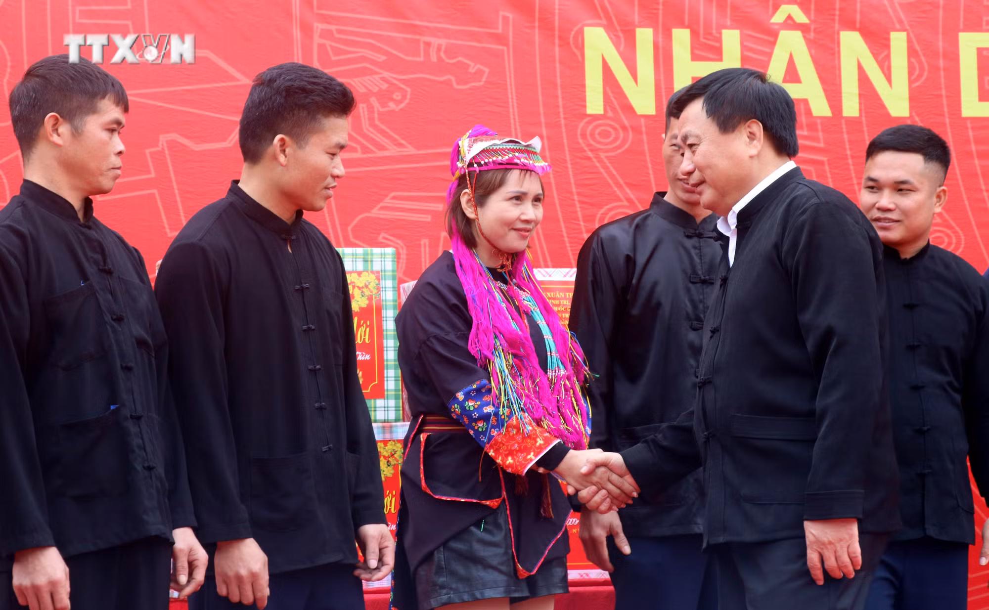 vna_potal_uy_vien_bo_chinh_tri_nguyen_xuan_thang_tham_va_tang_qua_tet_tai_tinh_quang_ninh_7208368.jpg