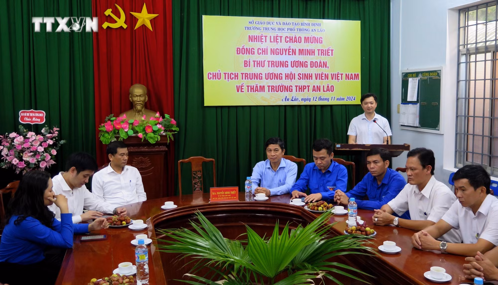 vna_potal_ngay_nha_giao_viet_nam_2011_chu_tich_trung_uong_hoi_sinh_vien_viet_nam_nguyen_minh_triet_tham_tang_qua_tai_binh_dinh_7700421.jpg