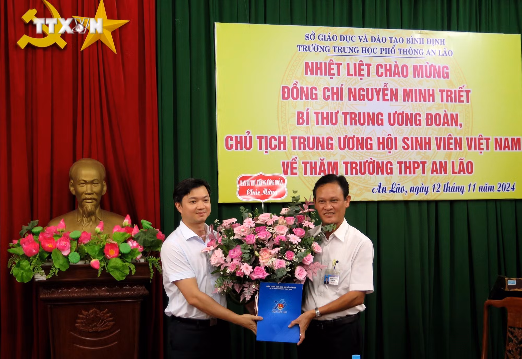 vna_potal_ngay_nha_giao_viet_nam_2011_chu_tich_trung_uong_hoi_sinh_vien_viet_nam_nguyen_minh_triet_tham_tang_qua_tai_binh_dinh_7700422.jpg