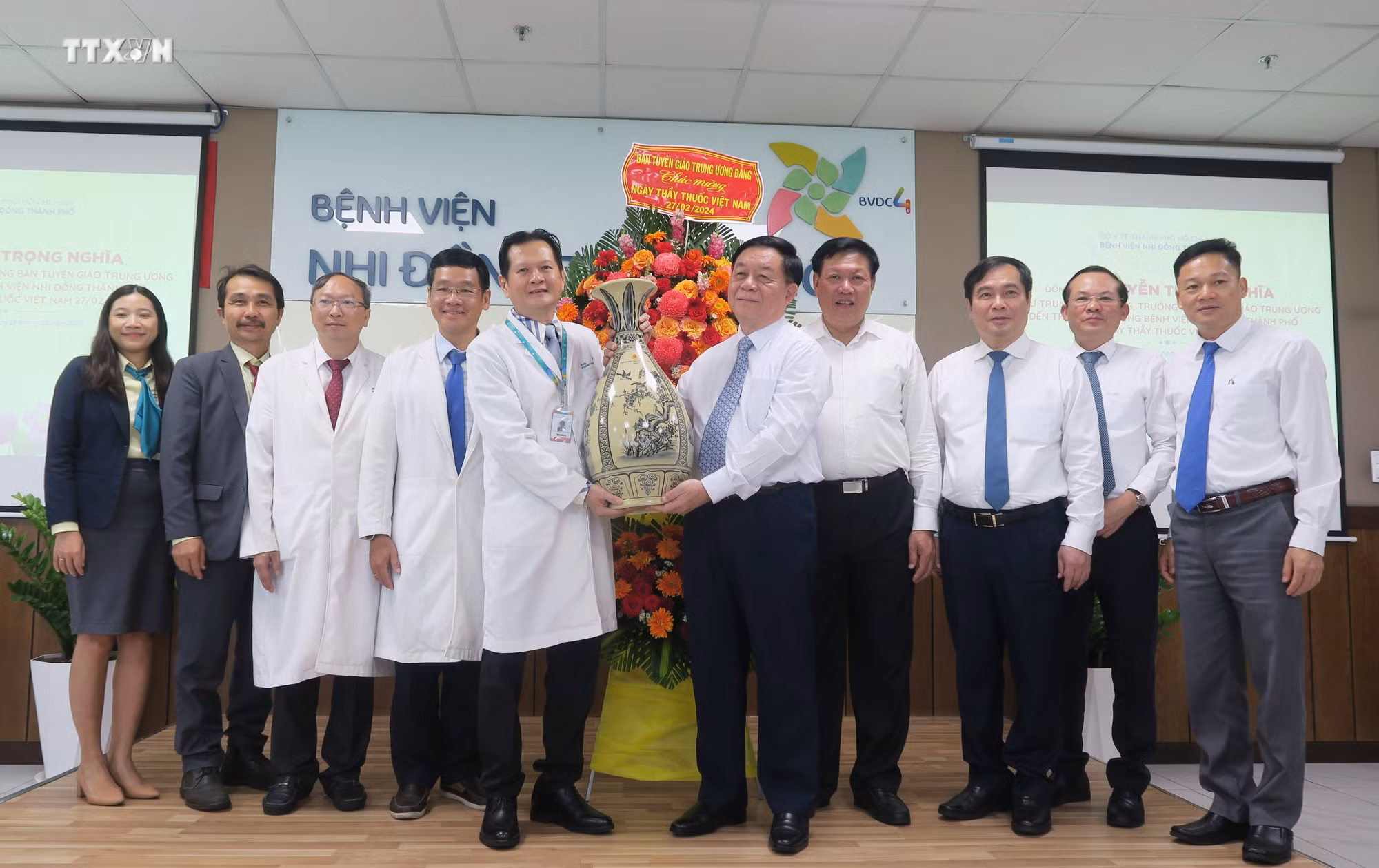 vna_potal_truong_ban_tuyen_giao_trung_uong_nguyen_trong_nghia_tham_chuc_mung_nhan_ky_niem_ngay_thay_thuoc_viet_nam_tai_thanh_pho_ho_chi_minh_7239069.jpg