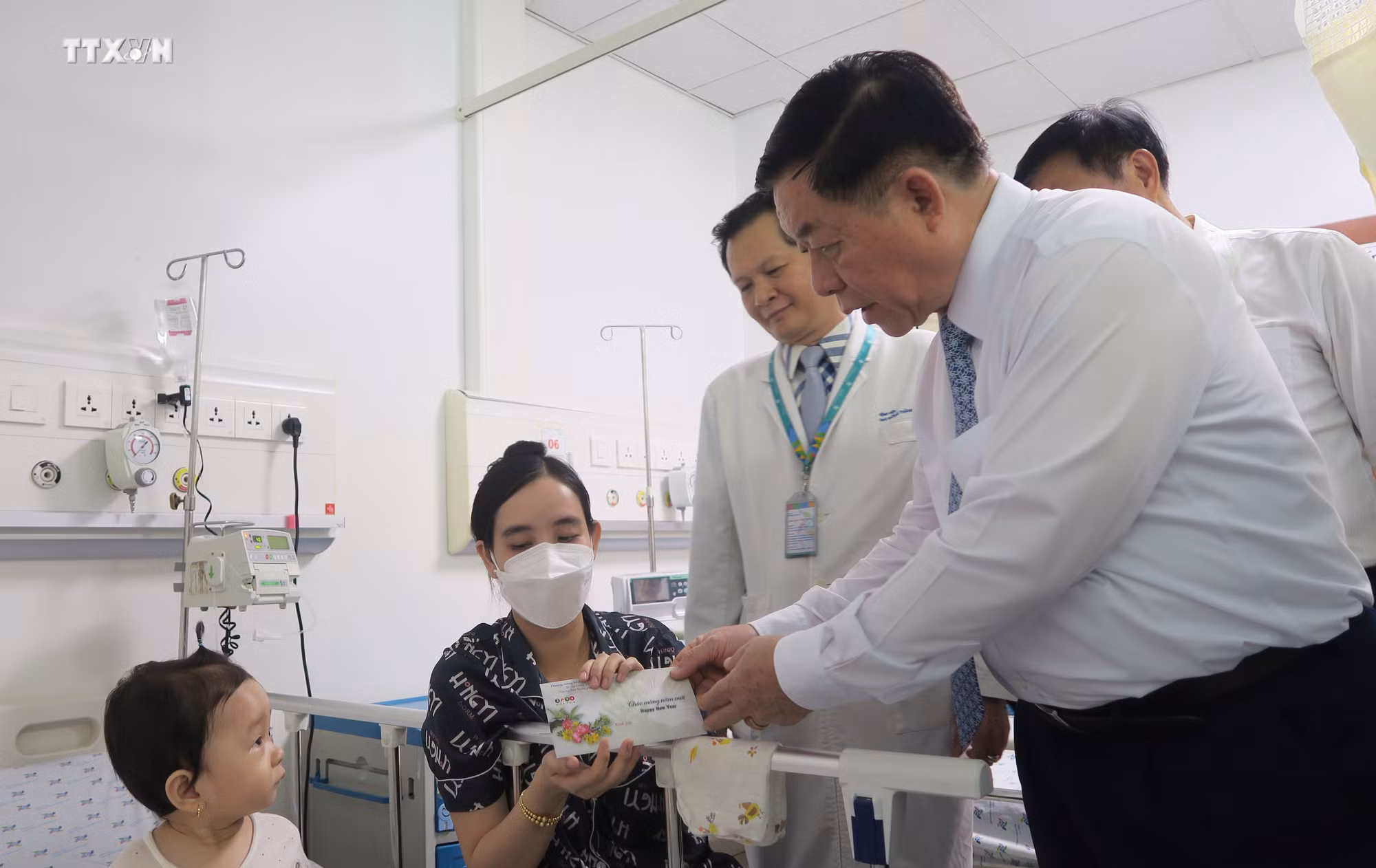 vna_potal_truong_ban_tuyen_giao_trung_uong_nguyen_trong_nghia_tham_chuc_mung_nhan_ky_niem_ngay_thay_thuoc_viet_nam_tai_thanh_pho_ho_chi_minh_7239071.jpg