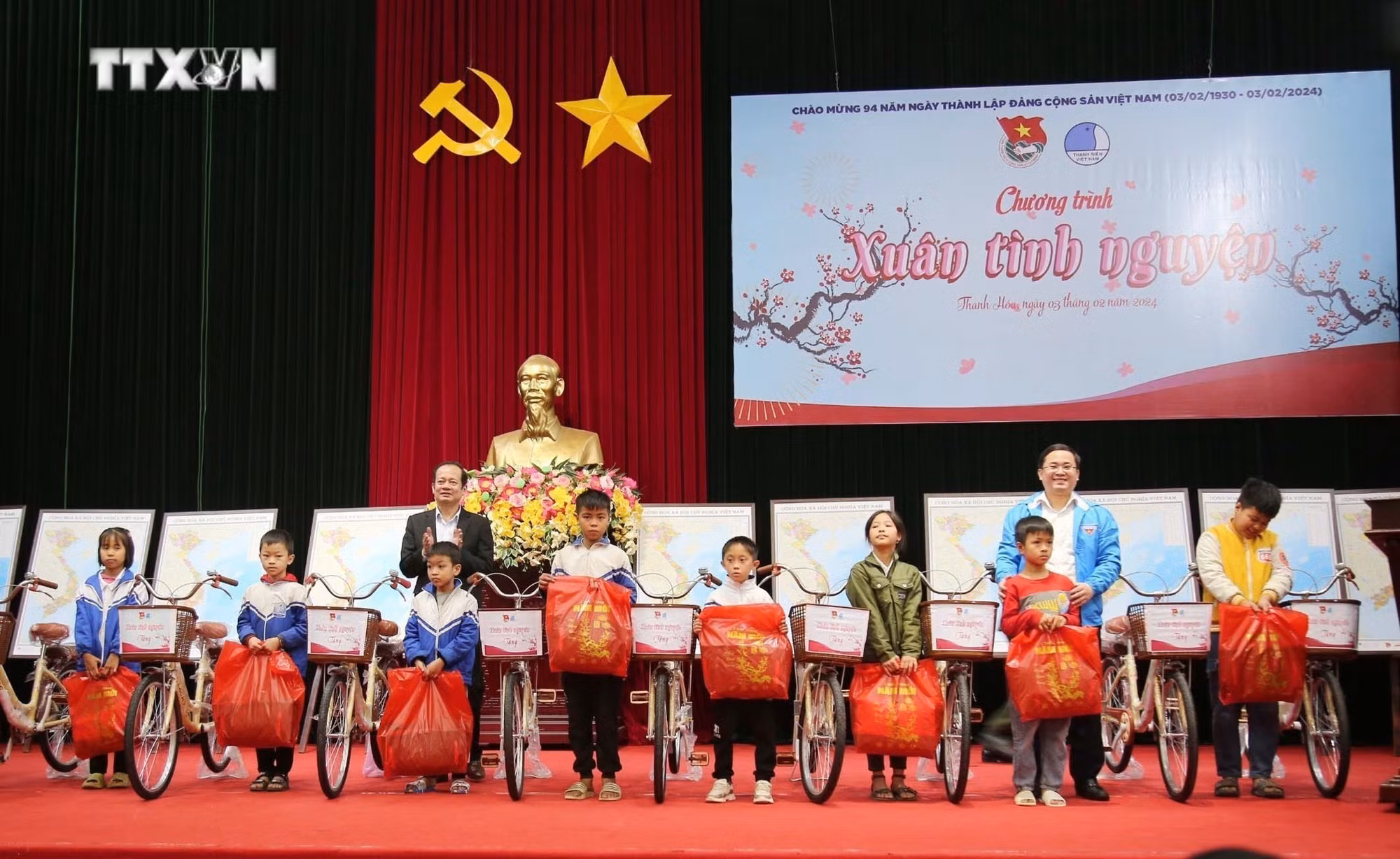vna_potal_trung_uong_doan_tang_qua_tet_cho_nguoi_ngheo_tinh_thanh_hoa_7211896.jpg