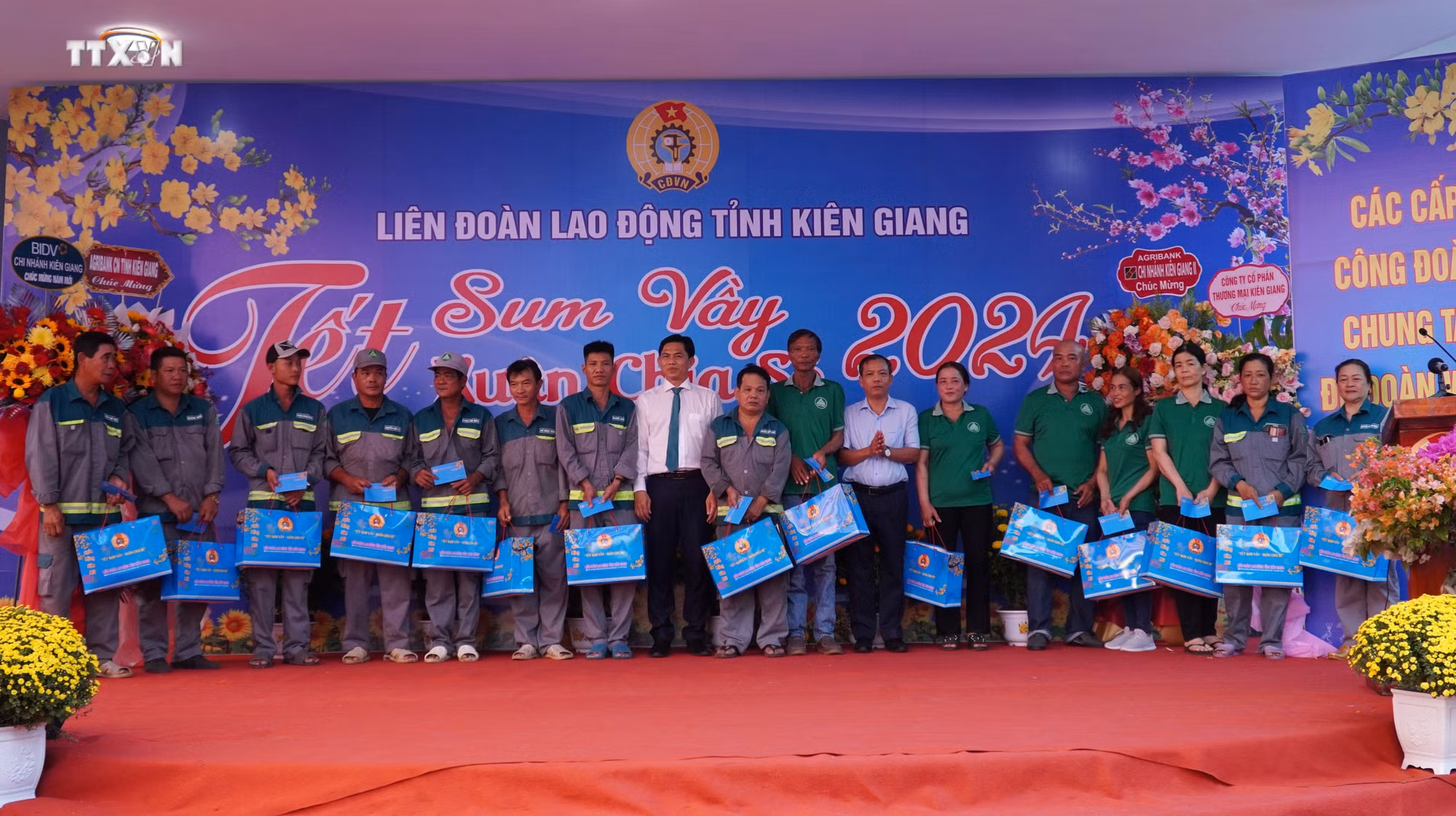 vna_potal_chuong_trinh_tet_sum_vay_-_xuan_chia_se_tinh_kien_giang_7212432.jpg