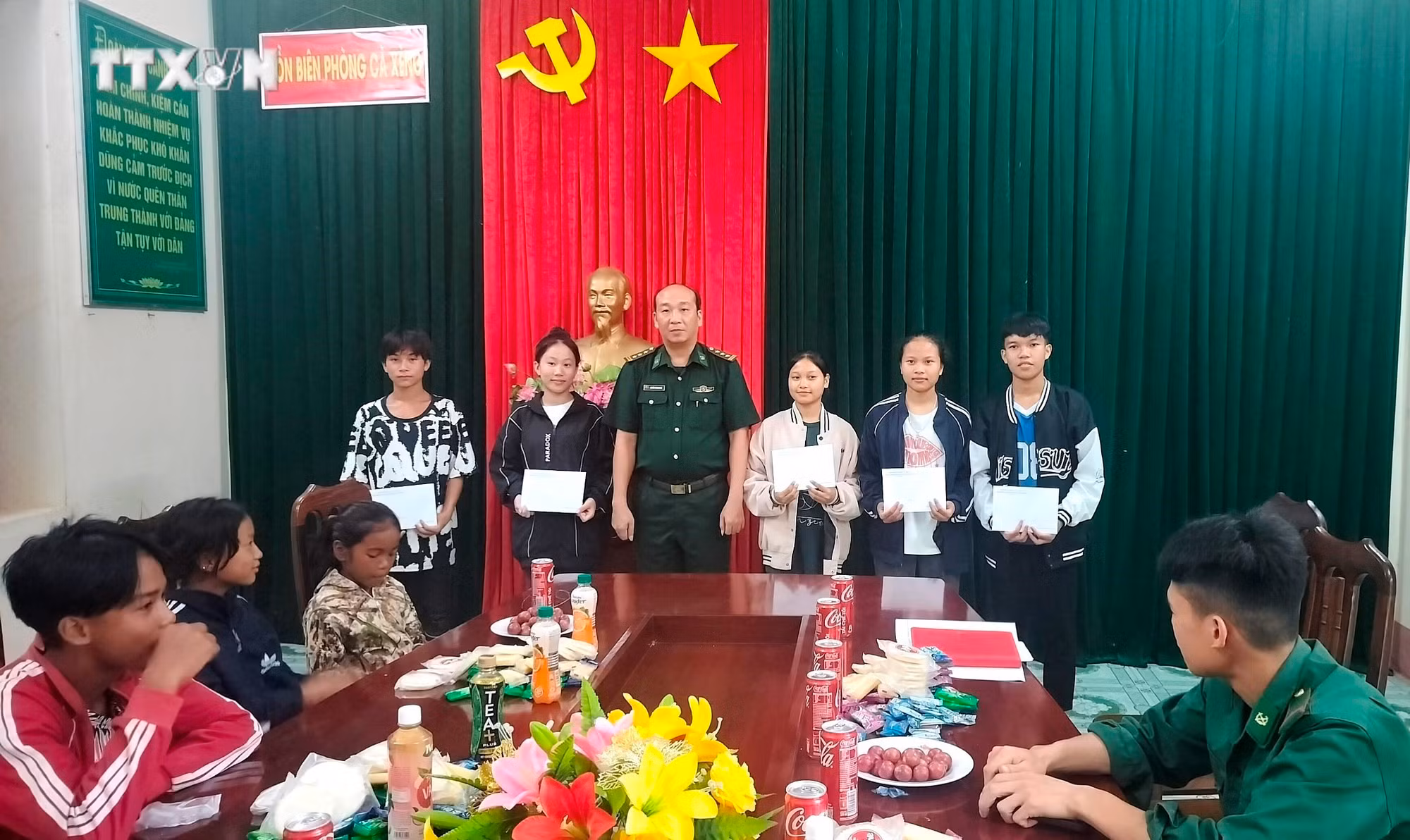 vna_potal_quang_binh_nhung_phan_qua_y_nghia_den_voi_tre_em_va_nguoi_dan_kho_khan_vung_bien_gioi_7407678.jpg