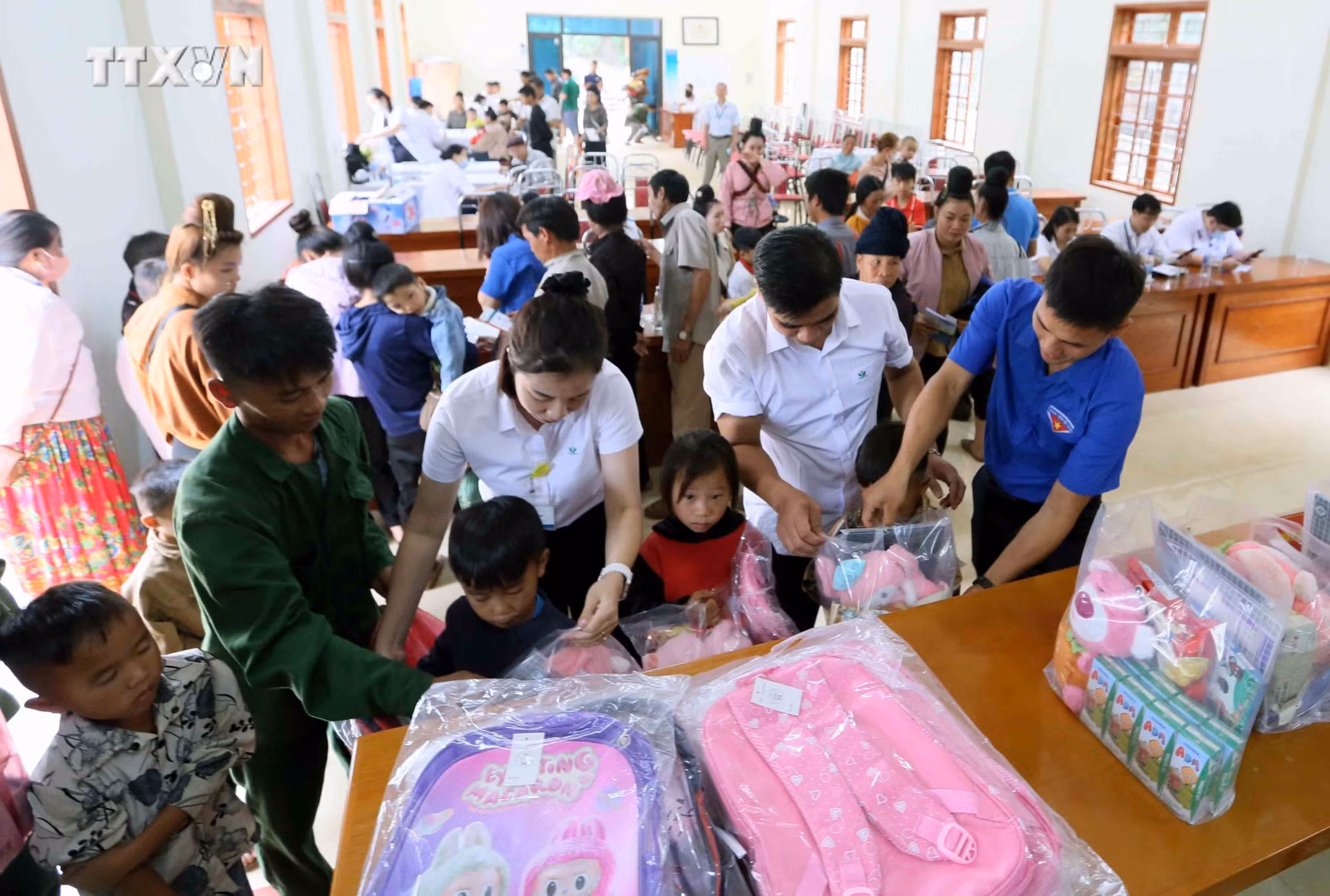 vna_potal_chuong_trinh_xoa_nha_tam_nha_dot_nat_va_kham_chua_benh_tang_qua_cho_cac_tre_em_son_la_7668066.jpg